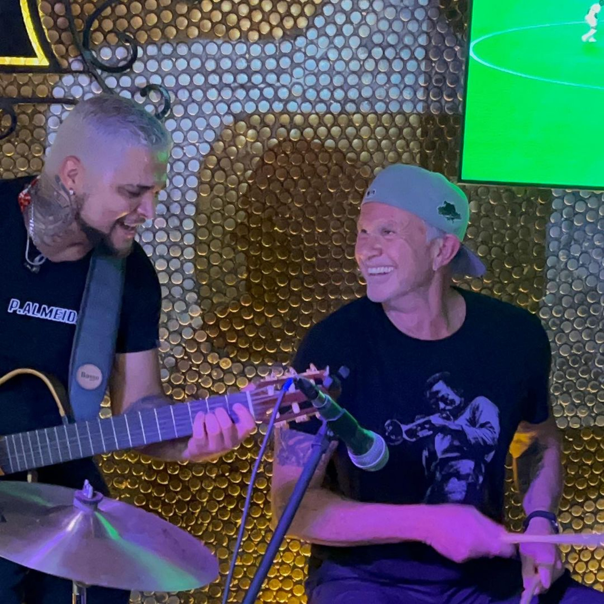 Chad Smith, baterista do Red Hot Chilli Peppers, canta Legião Urbana em bar do Rio - Reprodução Internet / @rafaelsoarescantor
