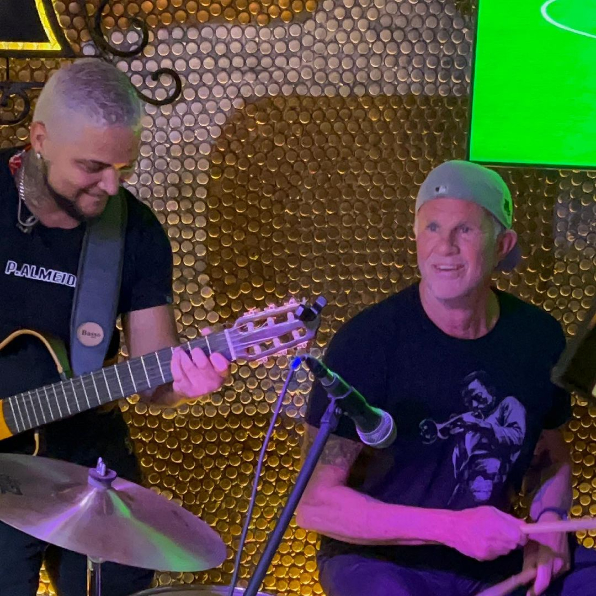 Chad Smith, baterista do Red Hot Chilli Peppers, canta Legião Urbana em bar do Rio - Reprodução Internet / @rafaelsoarescantor
