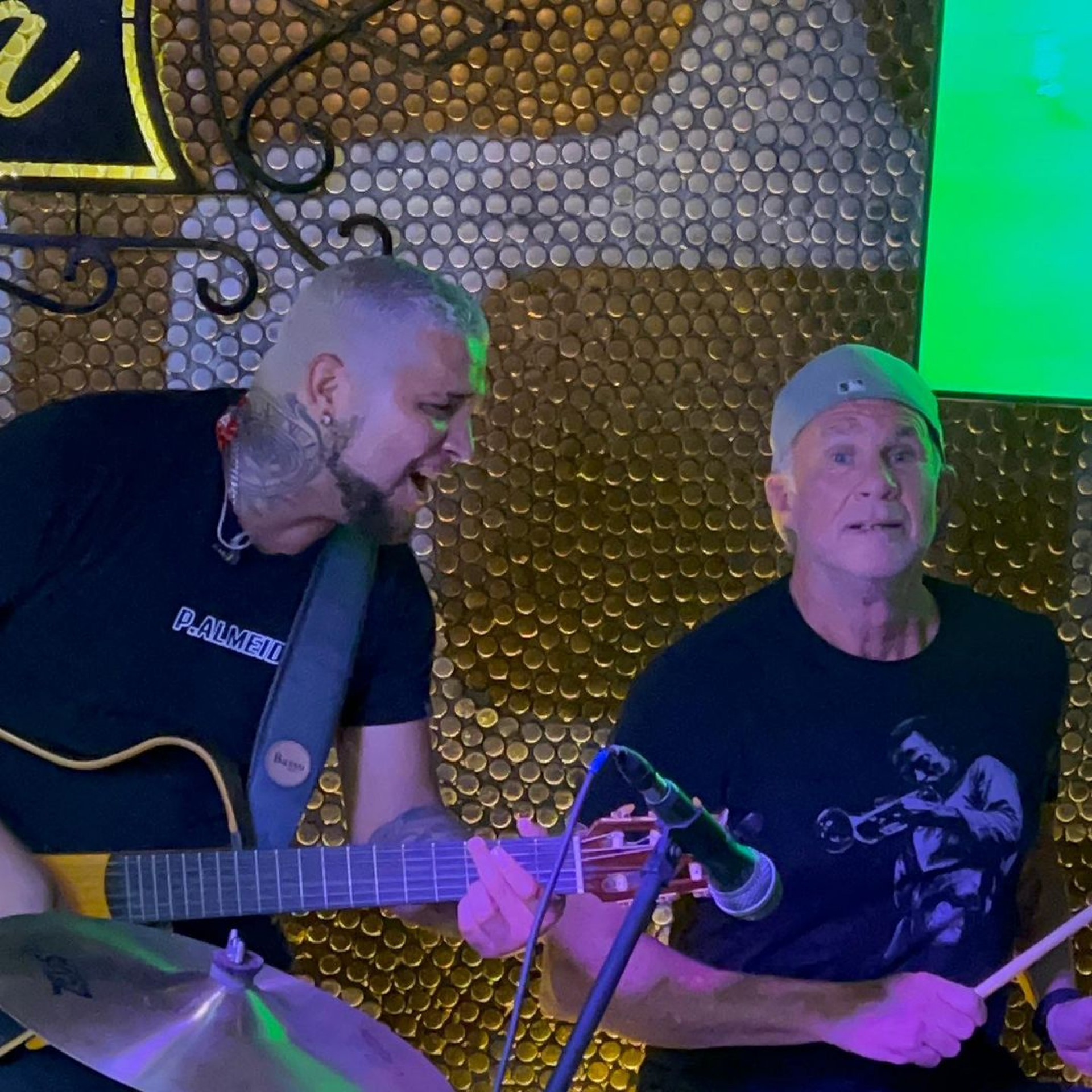 Chad Smith, baterista do Red Hot Chilli Peppers, canta Legião Urbana em bar do Rio - Reprodução Internet / @rafaelsoarescantor