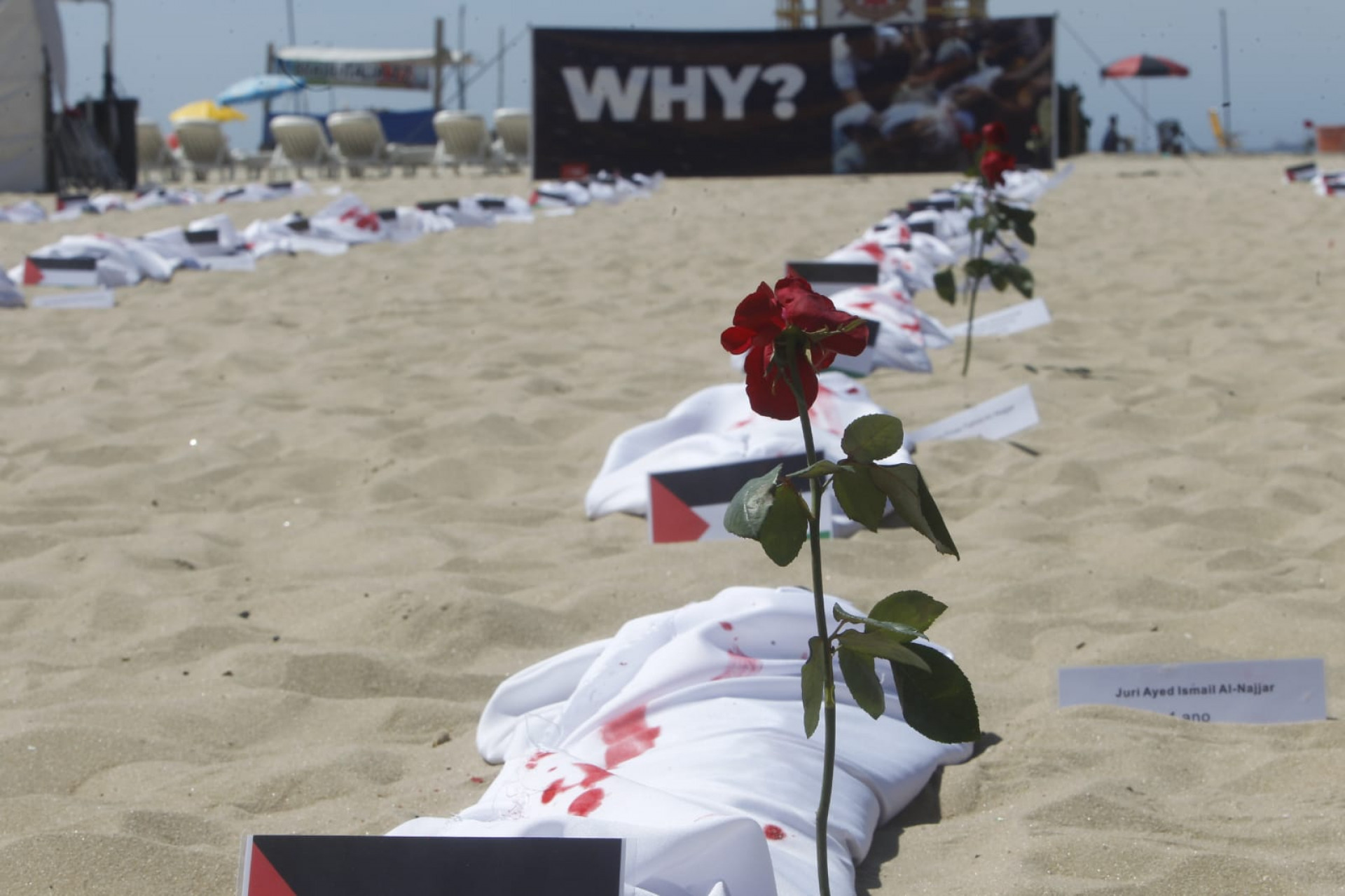 Ato colocou 120 mortalhas nas areias da Praia de Copacabana, Zona Sul do Rio, representando crianças palestinas vítimas  - Reginaldo Pimenta/Agência O Dia