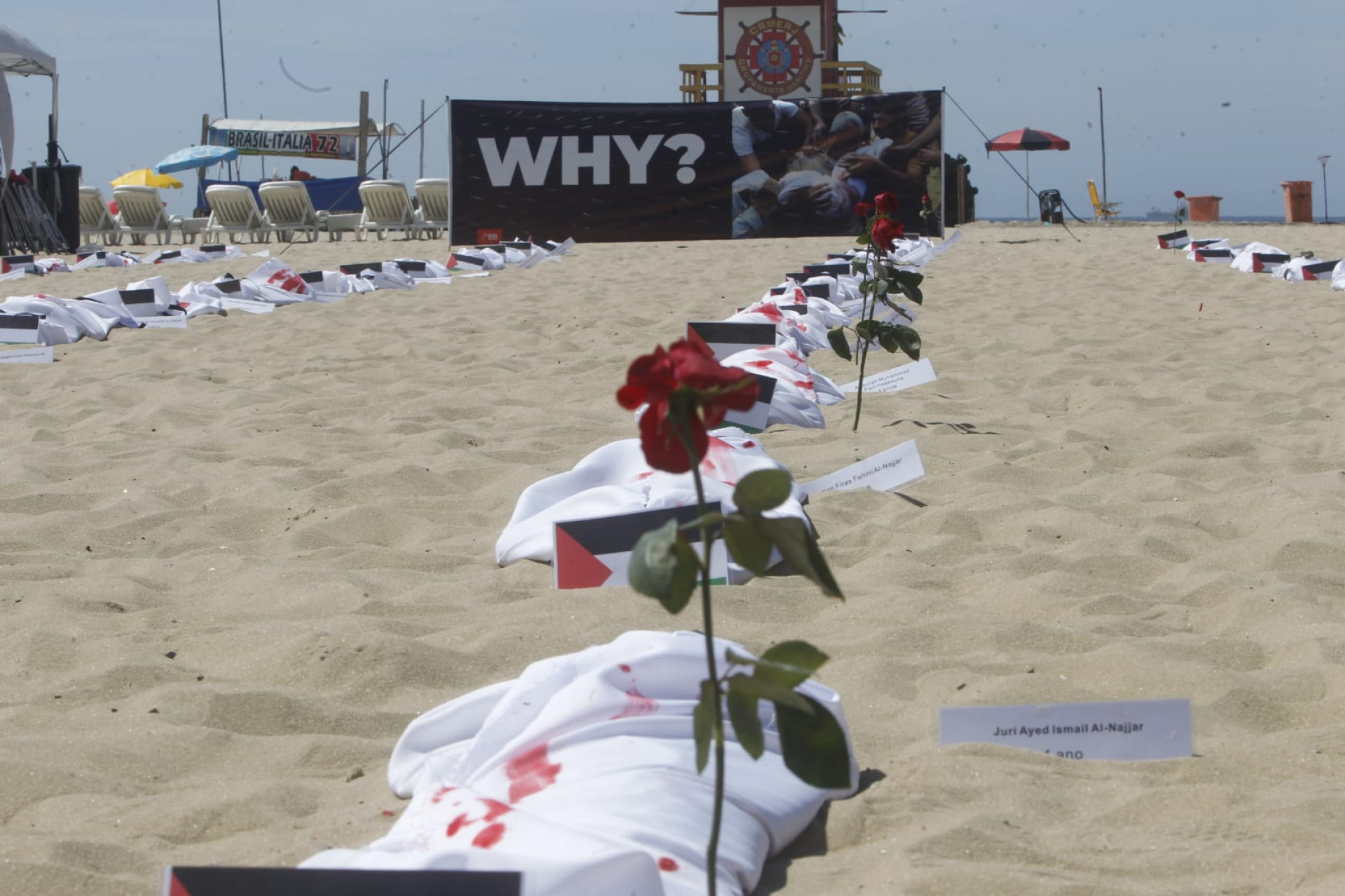 Ato colocou 120 mortalhas nas areias da Praia de Copacabana, Zona Sul do Rio, representando crianças palestinas vítimas  - Reginaldo Pimenta/Agência O Dia