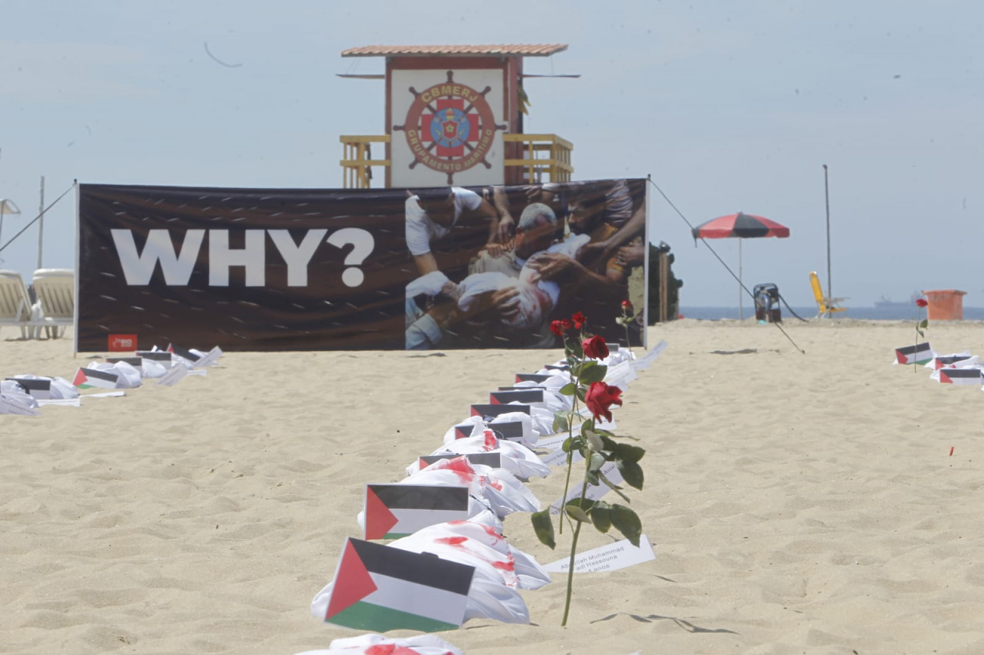 Ato colocou 120 mortalhas nas areias da Praia de Copacabana, Zona Sul do Rio, representando crianças palestinas vítimas  - Reginaldo Pimenta/Agência O Dia