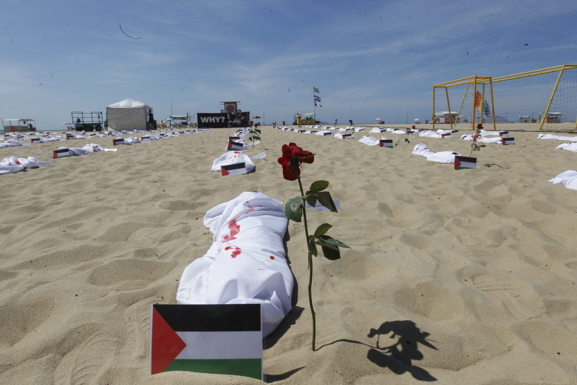 Ato colocou 120 mortalhas nas areias da Praia de Copacabana, Zona Sul do Rio, representando crianças palestinas vítimas  - Reginaldo Pimenta/Agência O Dia