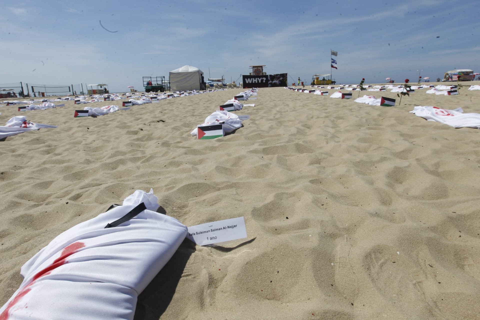 Ato colocou 120 mortalhas nas areias da Praia de Copacabana, Zona Sul do Rio, representando crianças palestinas vítimas  - Reginaldo Pimenta/Agência O Dia