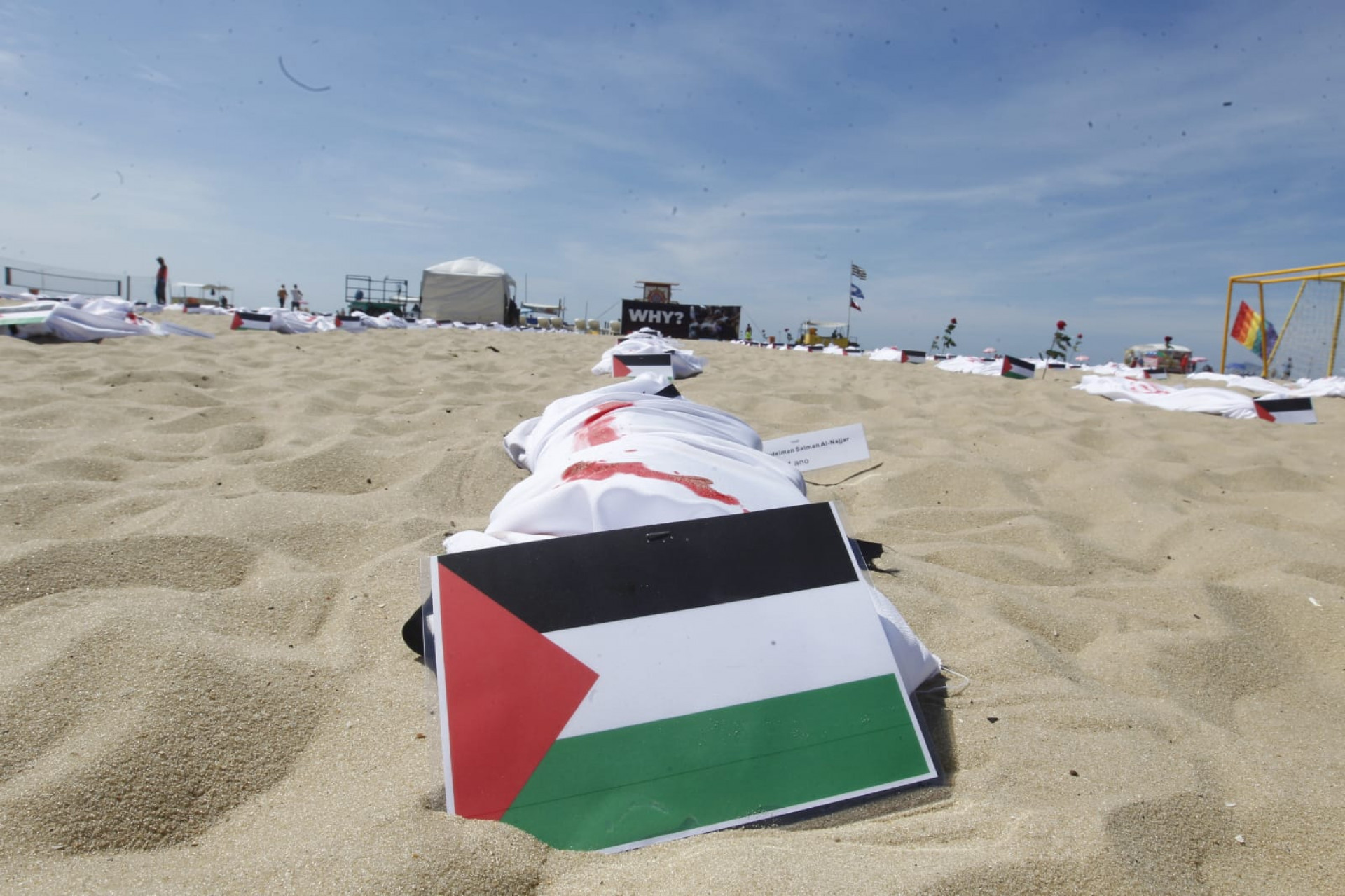 Ato colocou 120 mortalhas nas areias da Praia de Copacabana, Zona Sul do Rio, representando crianças palestinas vítimas  - Reginaldo Pimenta/Agência O Dia