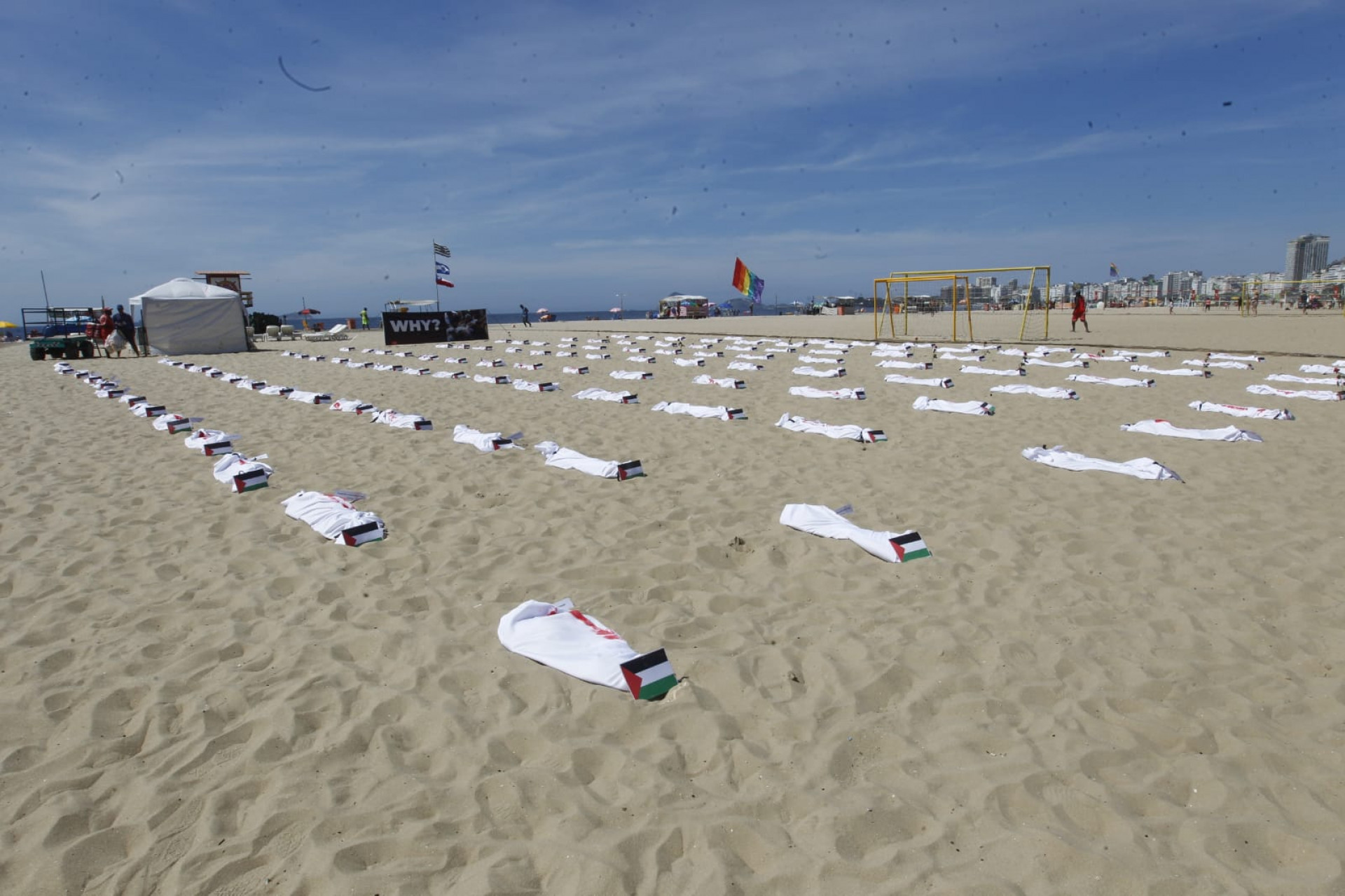Ato colocou 120 mortalhas nas areias da Praia de Copacabana, Zona Sul do Rio, representando crianças palestinas vítimas  - Reginaldo Pimenta/Agência O Dia
