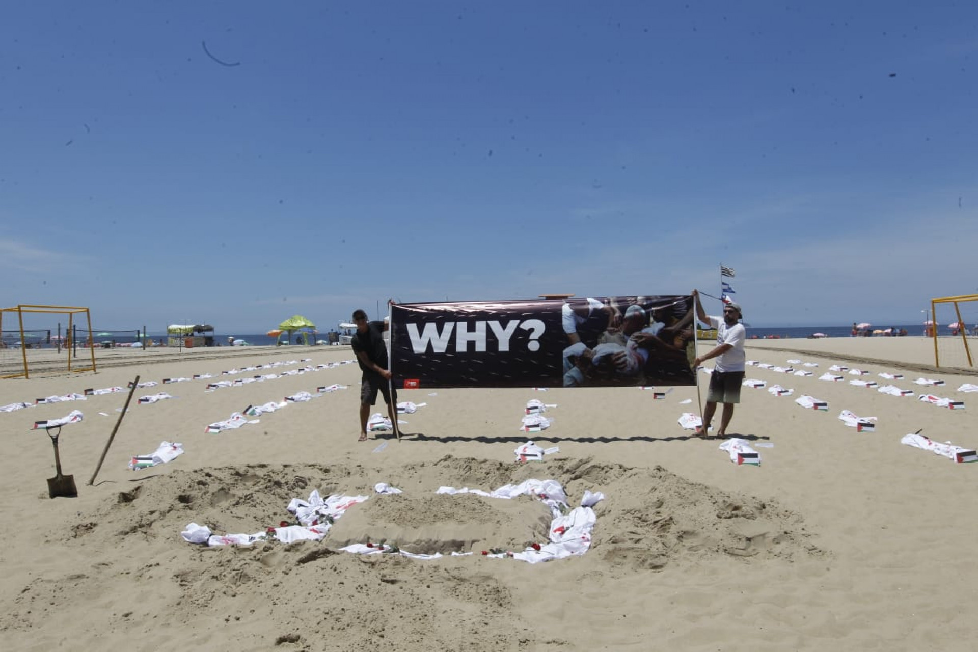 Ato colocou 120 mortalhas nas areias da Praia de Copacabana, Zona Sul do Rio, representando crianças palestinas vítimas  - Reginaldo Pimenta/Agência O Dia