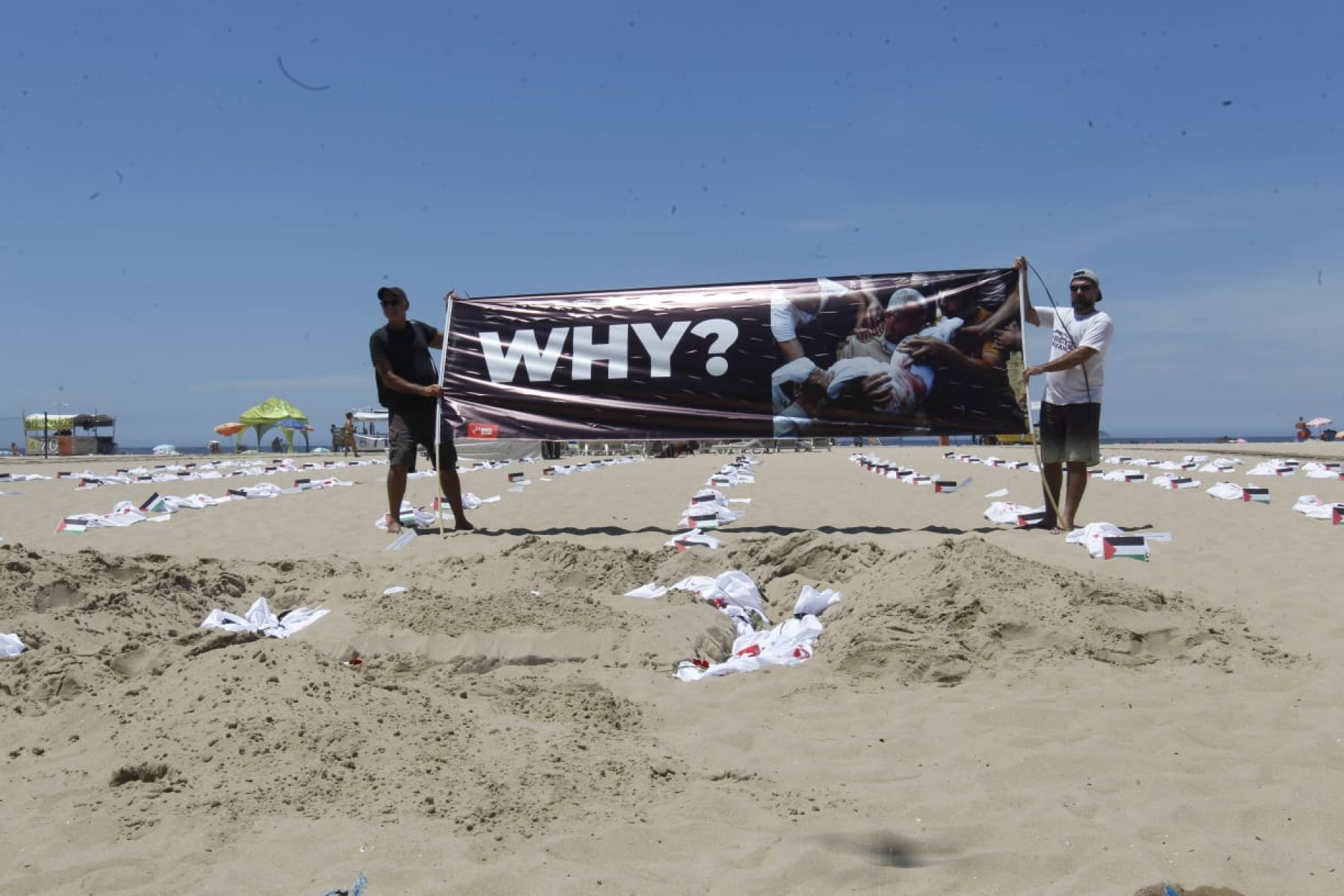 Ato colocou 120 mortalhas nas areias da Praia de Copacabana, Zona Sul do Rio, representando crianças palestinas vítimas  - Reginaldo Pimenta/Agência O Dia
