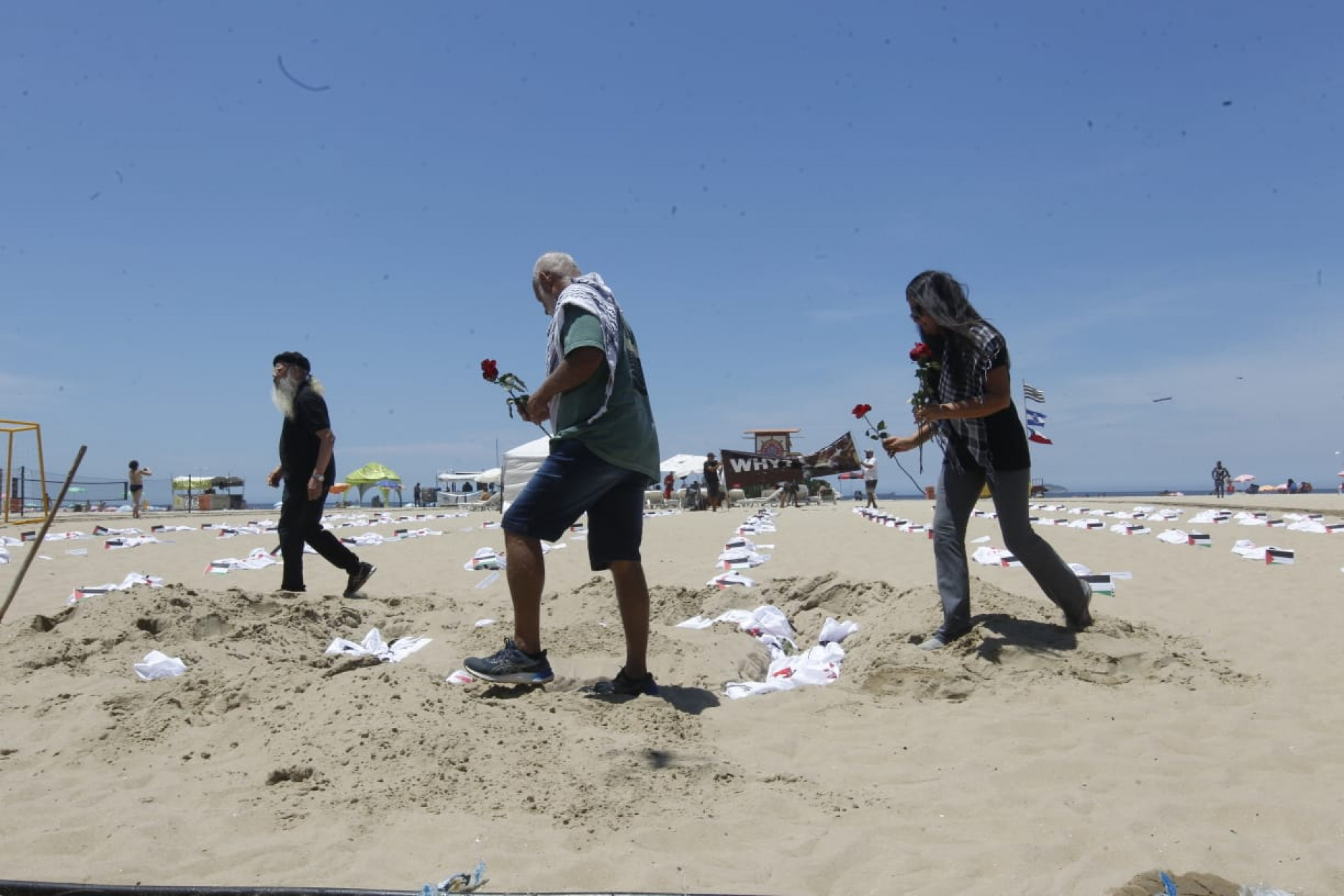 Ato colocou 120 mortalhas nas areias da Praia de Copacabana, Zona Sul do Rio, representando crianças palestinas vítimas  - Reginaldo Pimenta/Agência O Dia