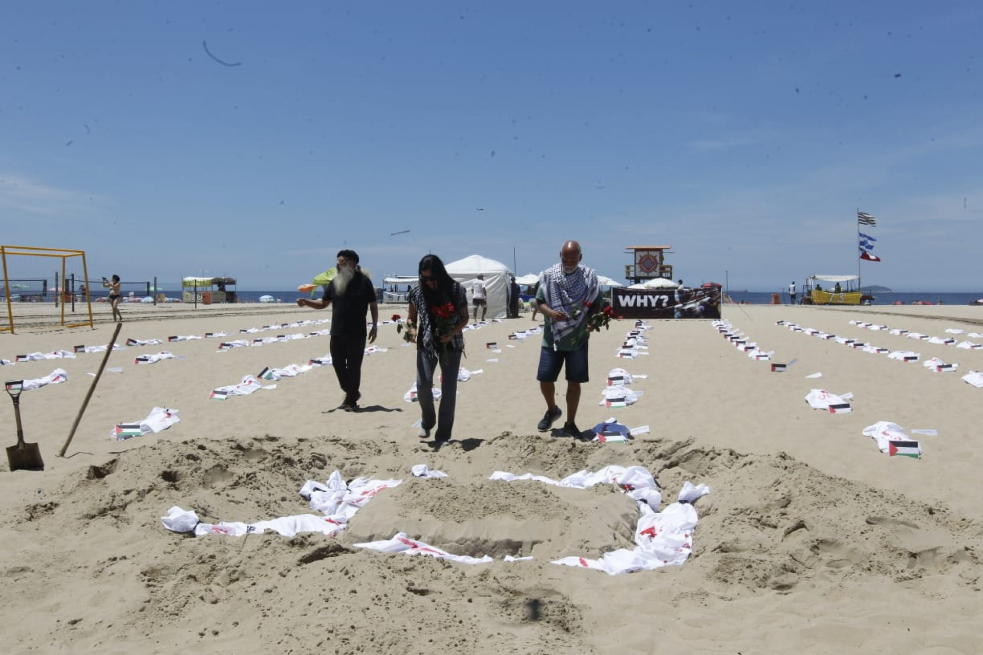 Ato colocou 120 mortalhas nas areias da Praia de Copacabana, Zona Sul do Rio, representando crianças palestinas vítimas  - Reginaldo Pimenta/Agência O Dia