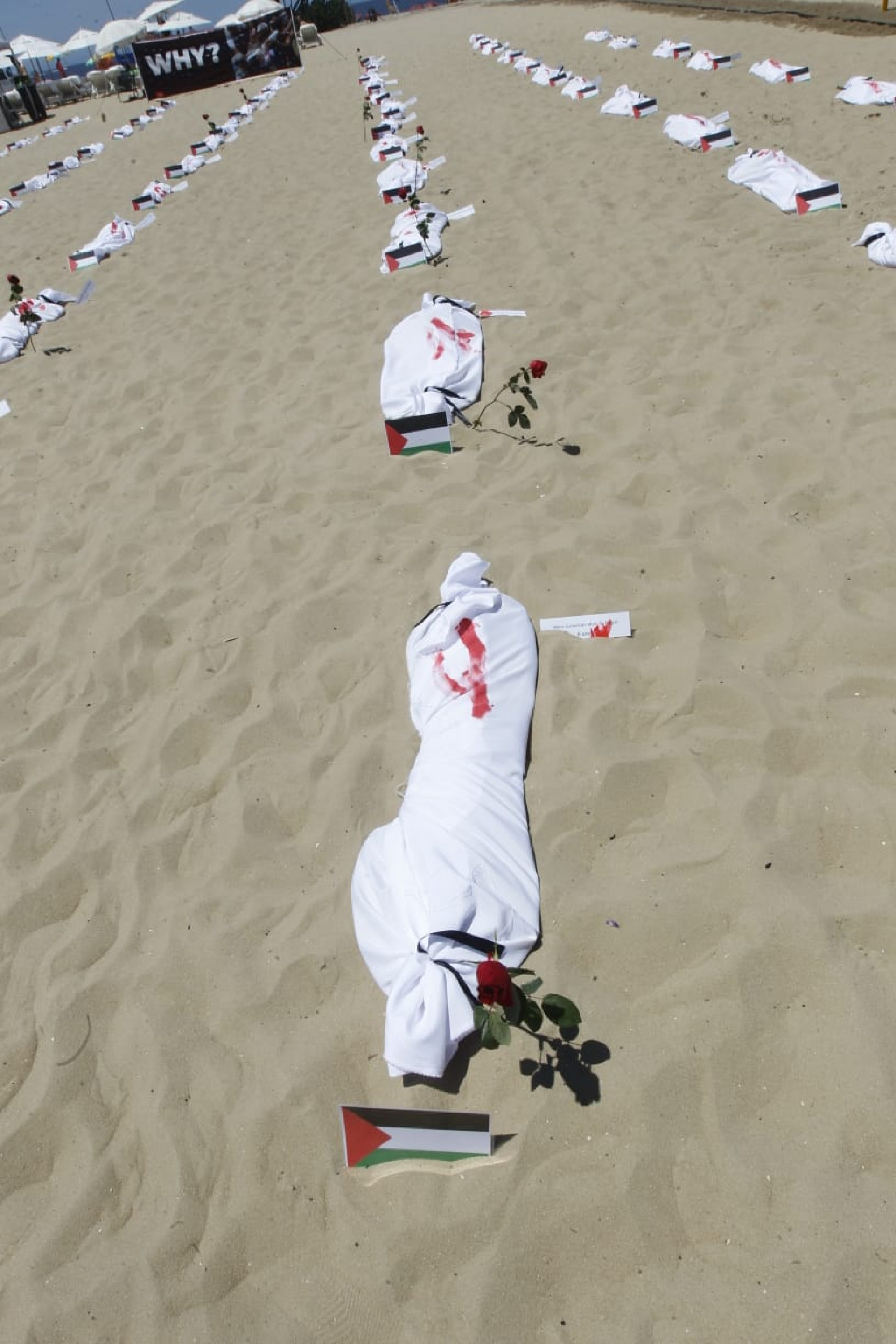 Ato colocou 120 mortalhas nas areias da Praia de Copacabana, Zona Sul do Rio, representando crianças palestinas vítimas  - Reginaldo Pimenta/Agência O Dia