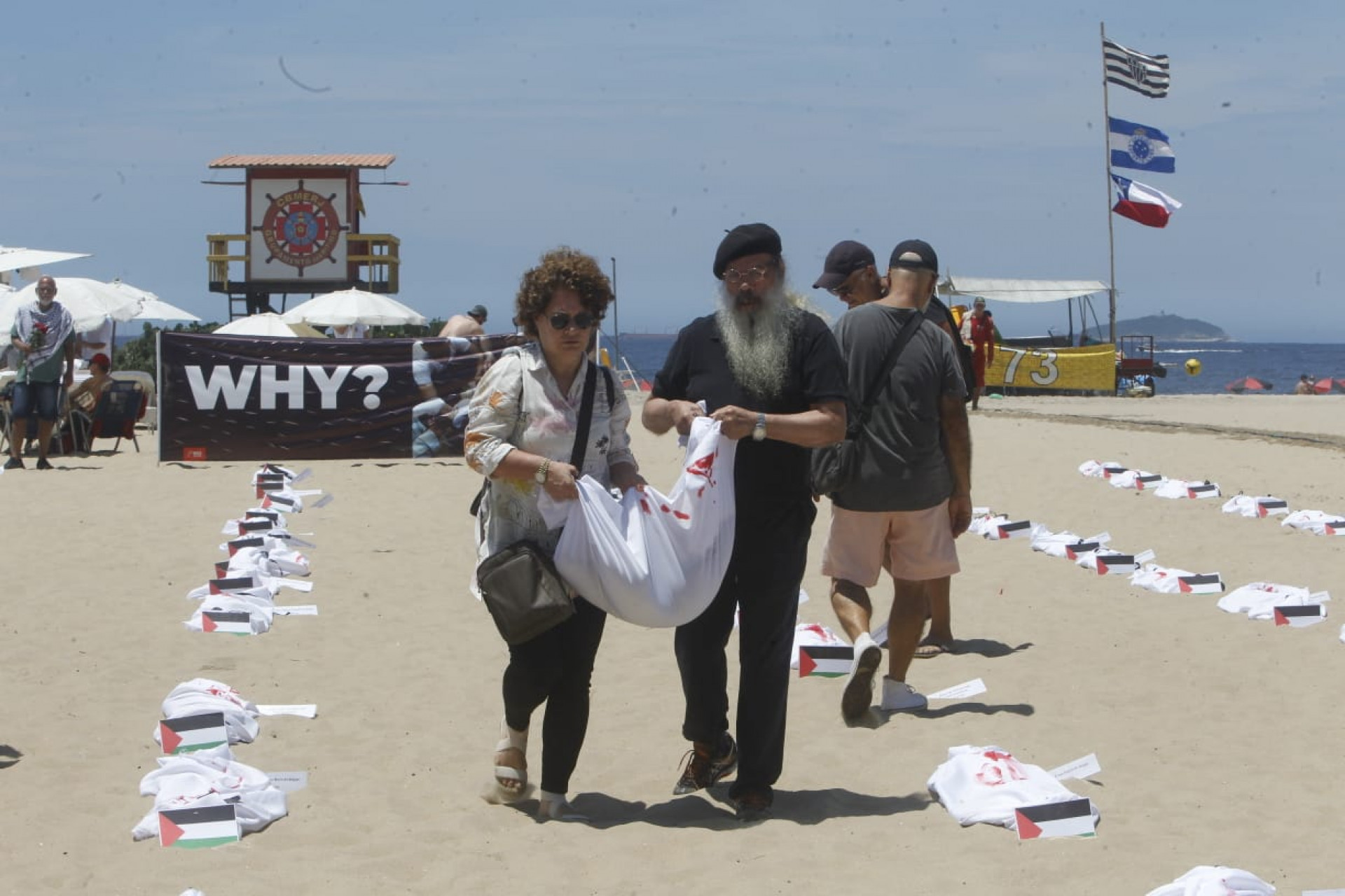 Ato colocou 120 mortalhas nas areias da Praia de Copacabana, Zona Sul do Rio, representando crianças palestinas vítimas  - Reginaldo Pimenta/Agência O Dia