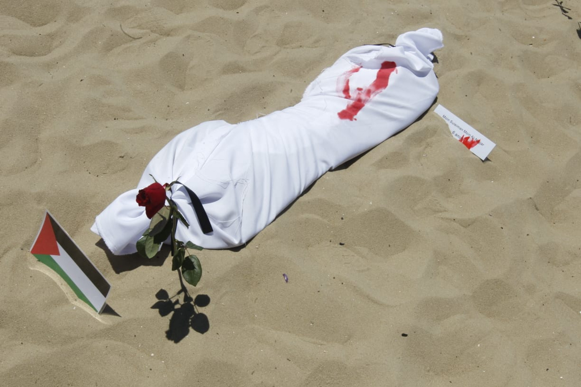 Ato colocou 120 mortalhas nas areias da Praia de Copacabana, Zona Sul do Rio, representando crianças palestinas vítimas  - Reginaldo Pimenta/Agência O Dia