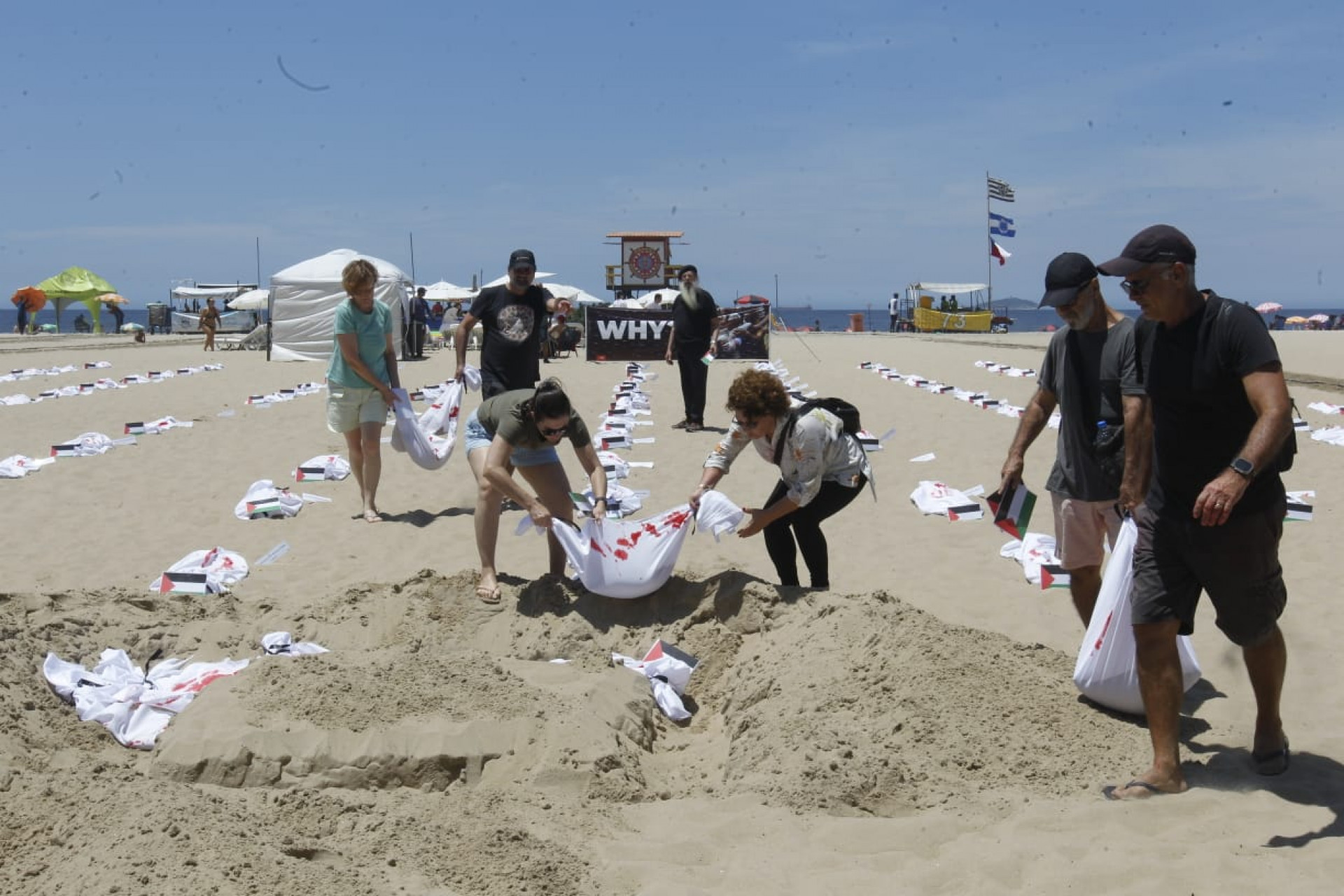 Ato colocou 120 mortalhas nas areias da Praia de Copacabana, Zona Sul do Rio, representando crianças palestinas vítimas  - Reginaldo Pimenta/Agência O Dia