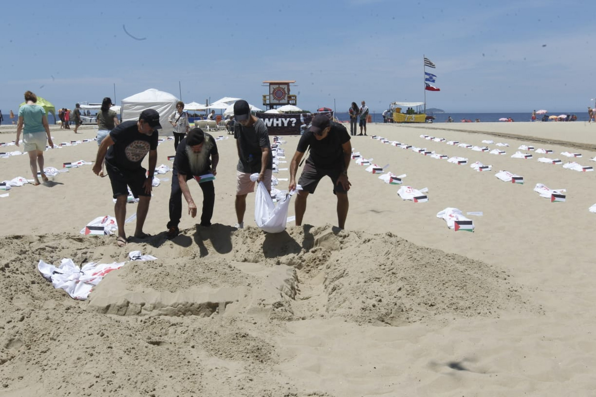 Ato colocou 120 mortalhas nas areias da Praia de Copacabana, Zona Sul do Rio, representando crianças palestinas vítimas  - Reginaldo Pimenta/Agência O Dia