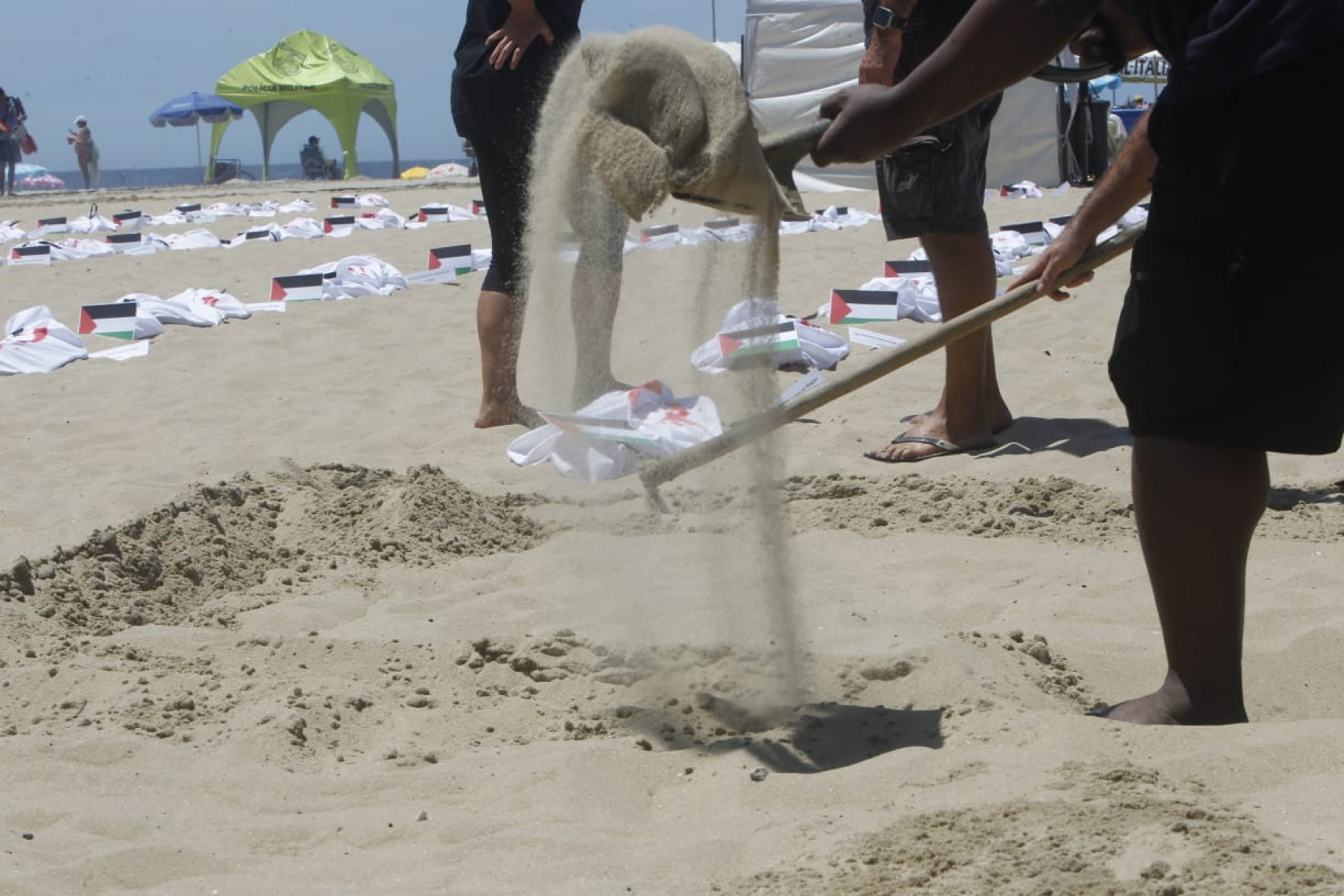 Ato colocou 120 mortalhas nas areias da Praia de Copacabana, Zona Sul do Rio, representando crianças palestinas vítimas  - Reginaldo Pimenta/Agência O Dia