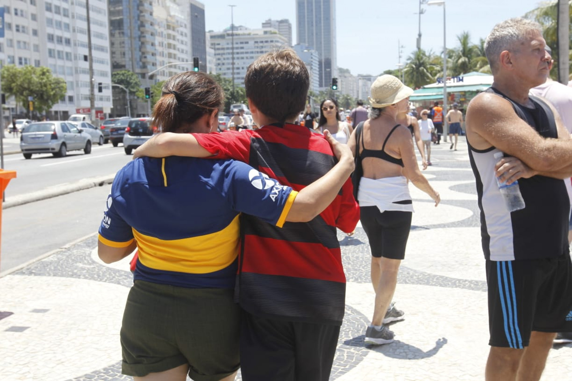Torcedores do Boca Juniors circulam pela Praia de Copacabana antes de partida contra o Fluminense - Reginaldo Pimenta/Agência O Dia