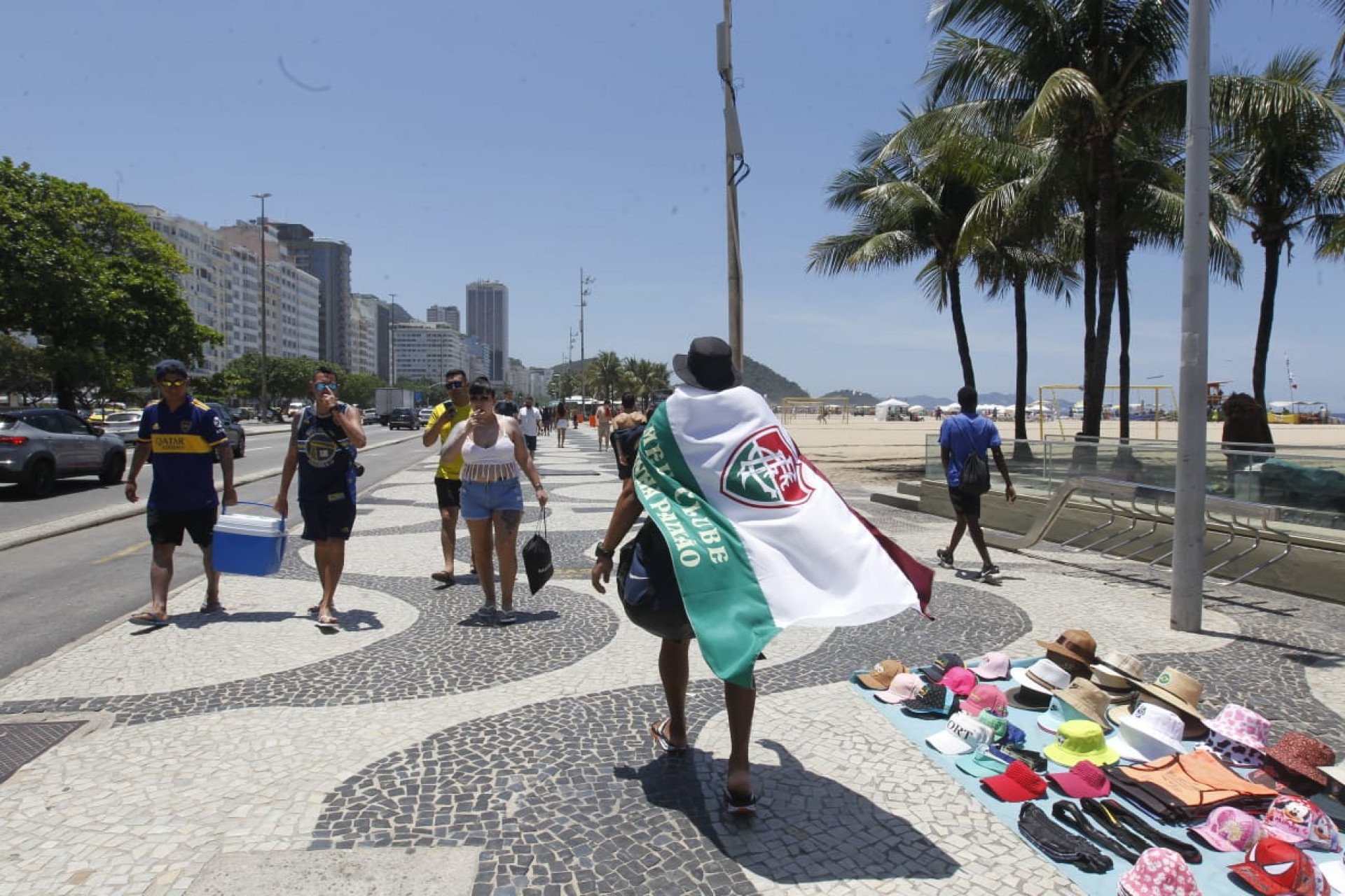 Torcedores do Fluminense e do Boca Juniors aproveitam Praia de Copacabana antes da final do Libertadores  - Reginaldo Pimenta/Agência O Dia