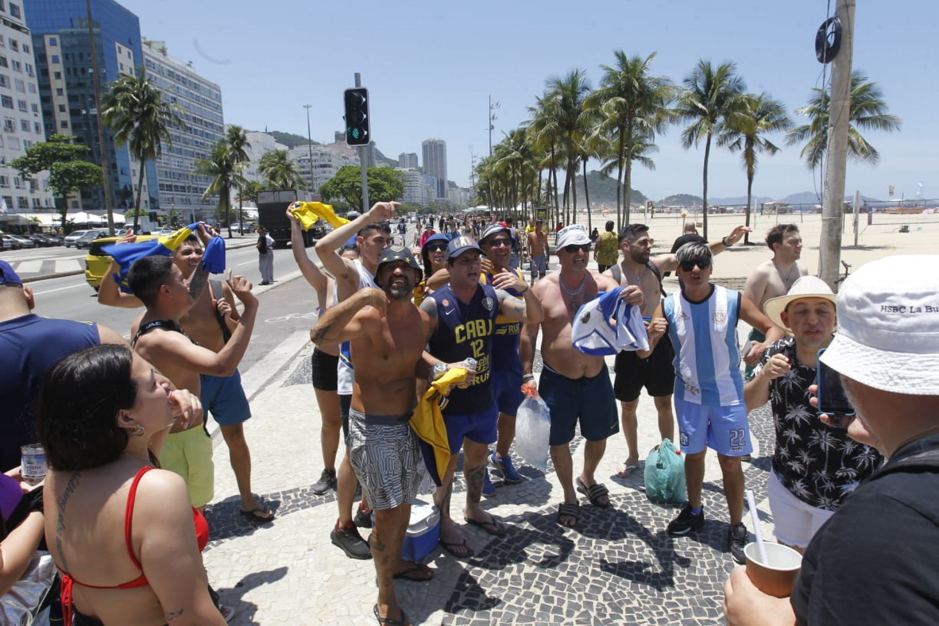 Torcedores do Boca Juniors se concentram na Praia de Copacabana - Reginaldo Pimenta/Agência O Dia
