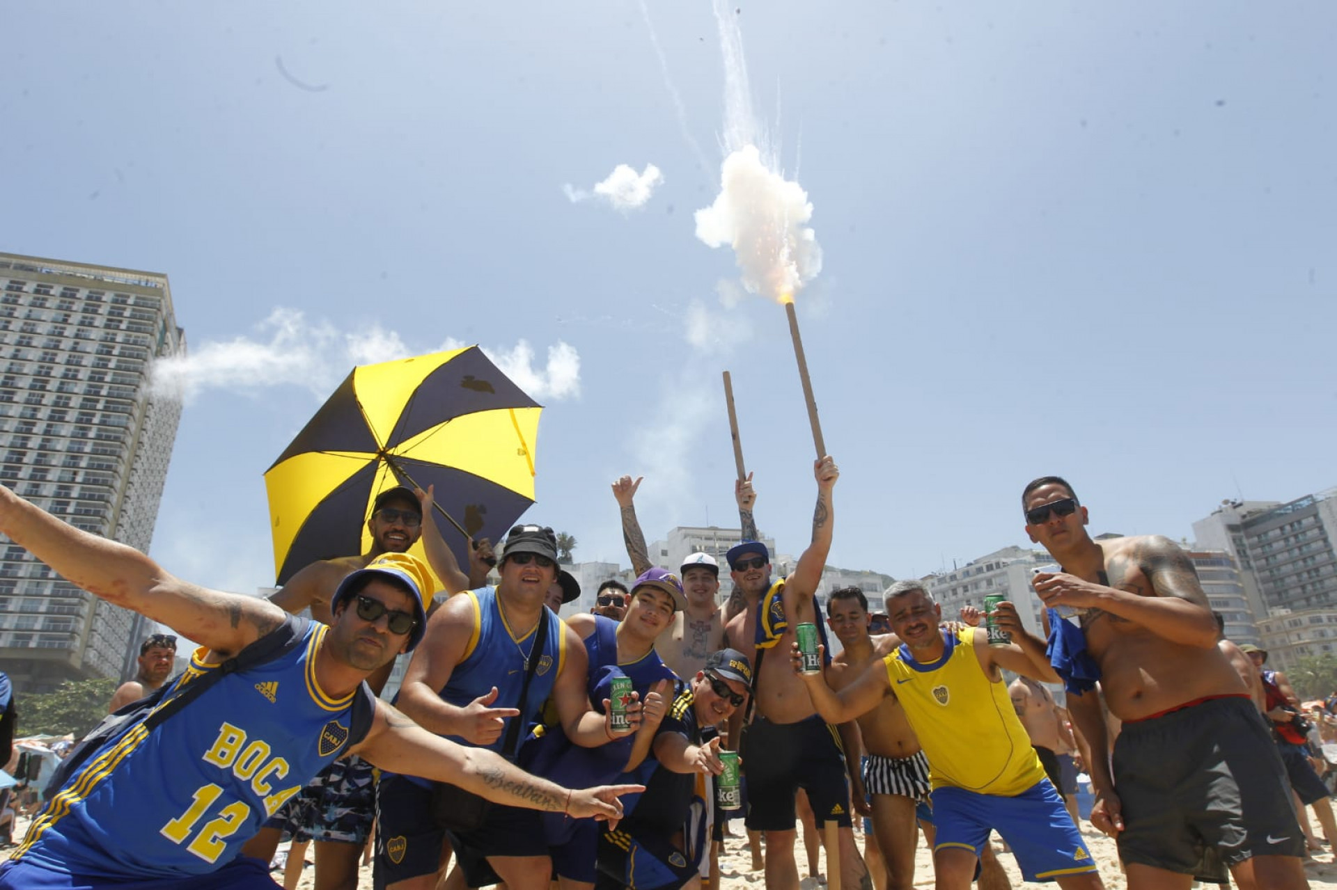 Torcida do Boca Juniors aproveita a Praia de Copacabana antes da partida contra o tricolor carioca - Reginaldo Pimenta/Agência O Dia