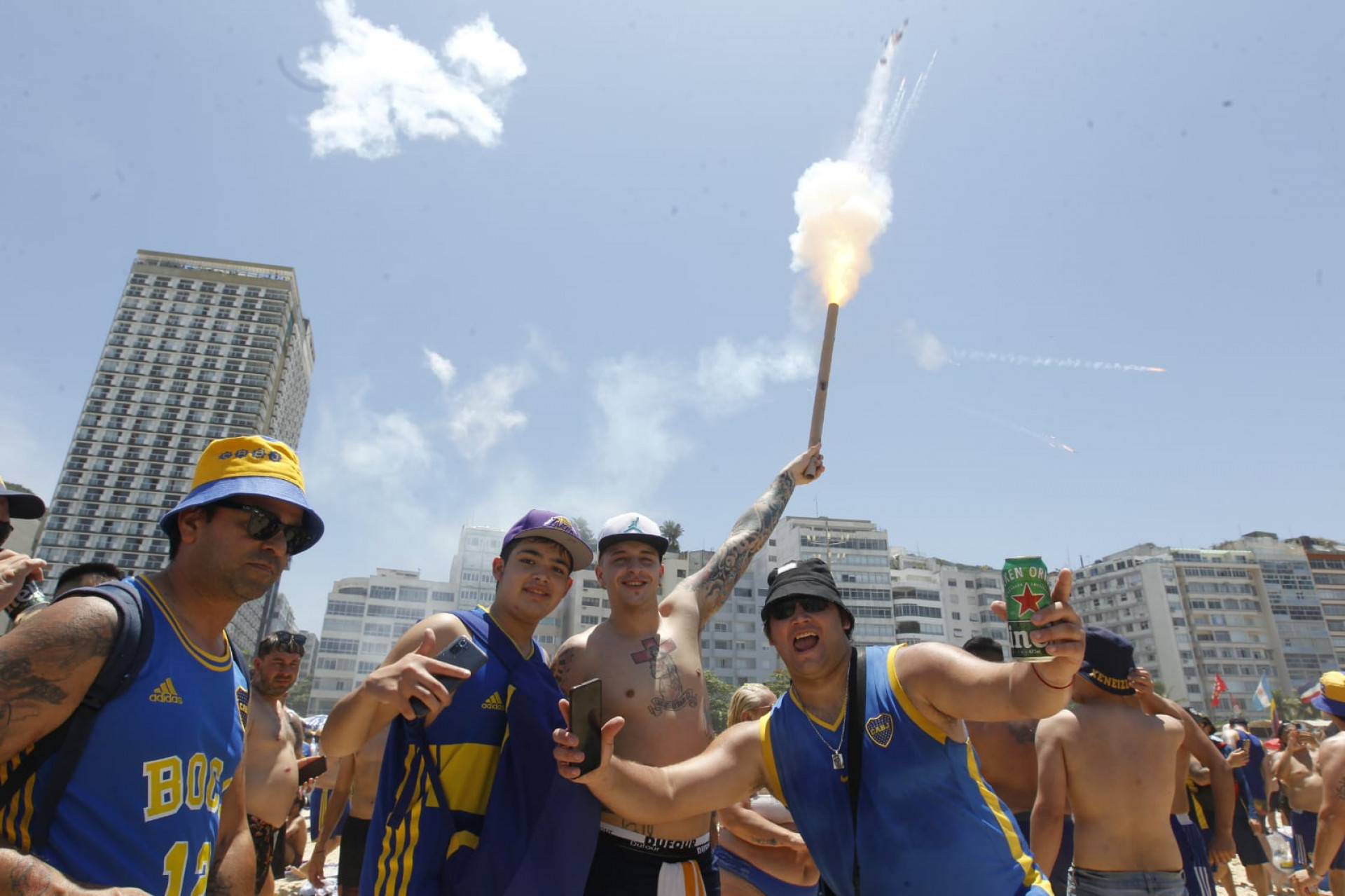 Torcida do Boca Juniors soltou fogos na Praia de Copacabana - Reginaldo Pimenta/Agência O Dia