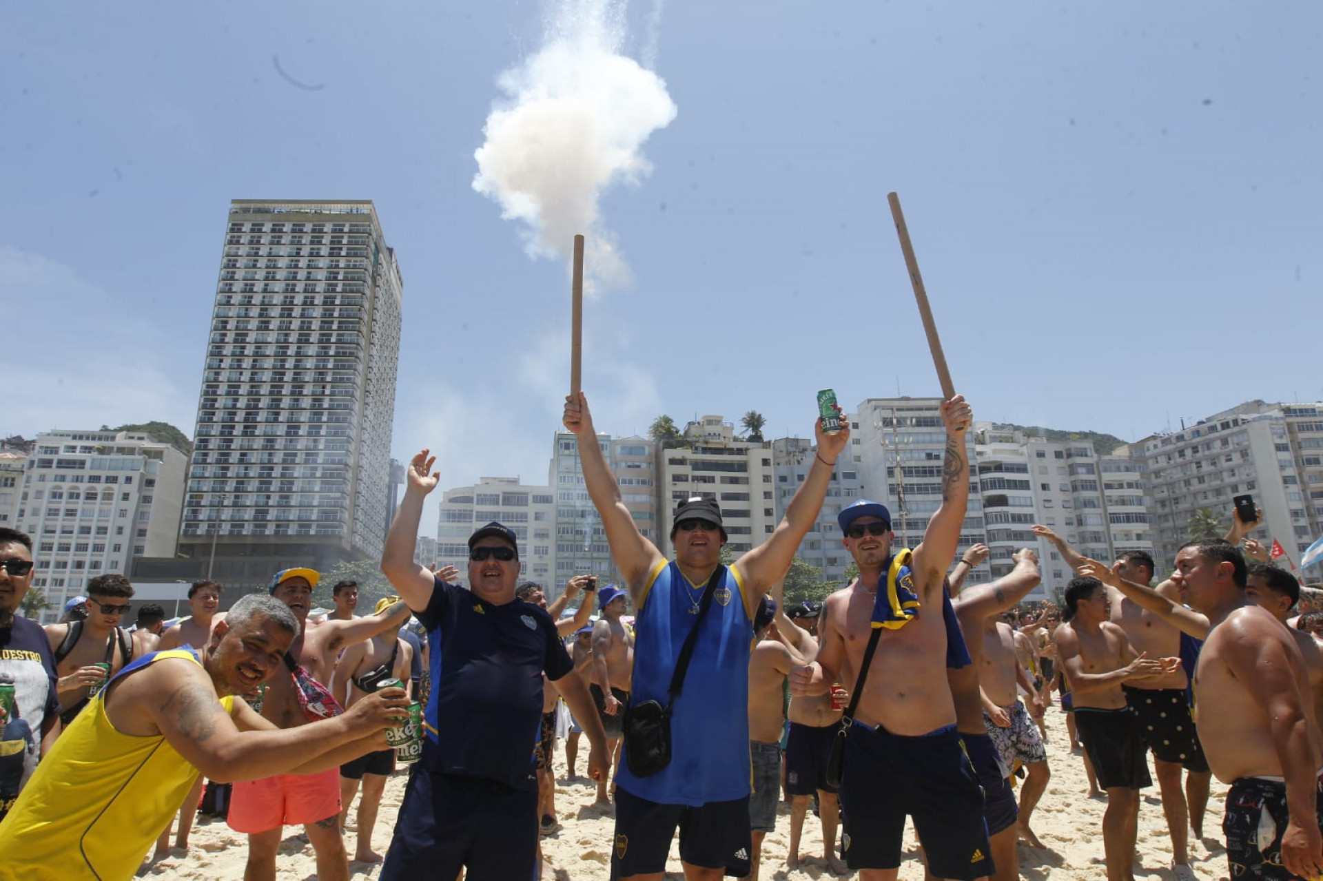 Argentinos soltaram fogos na Praia de Copacabana - Reginaldo Pimenta/Agência O Dia
