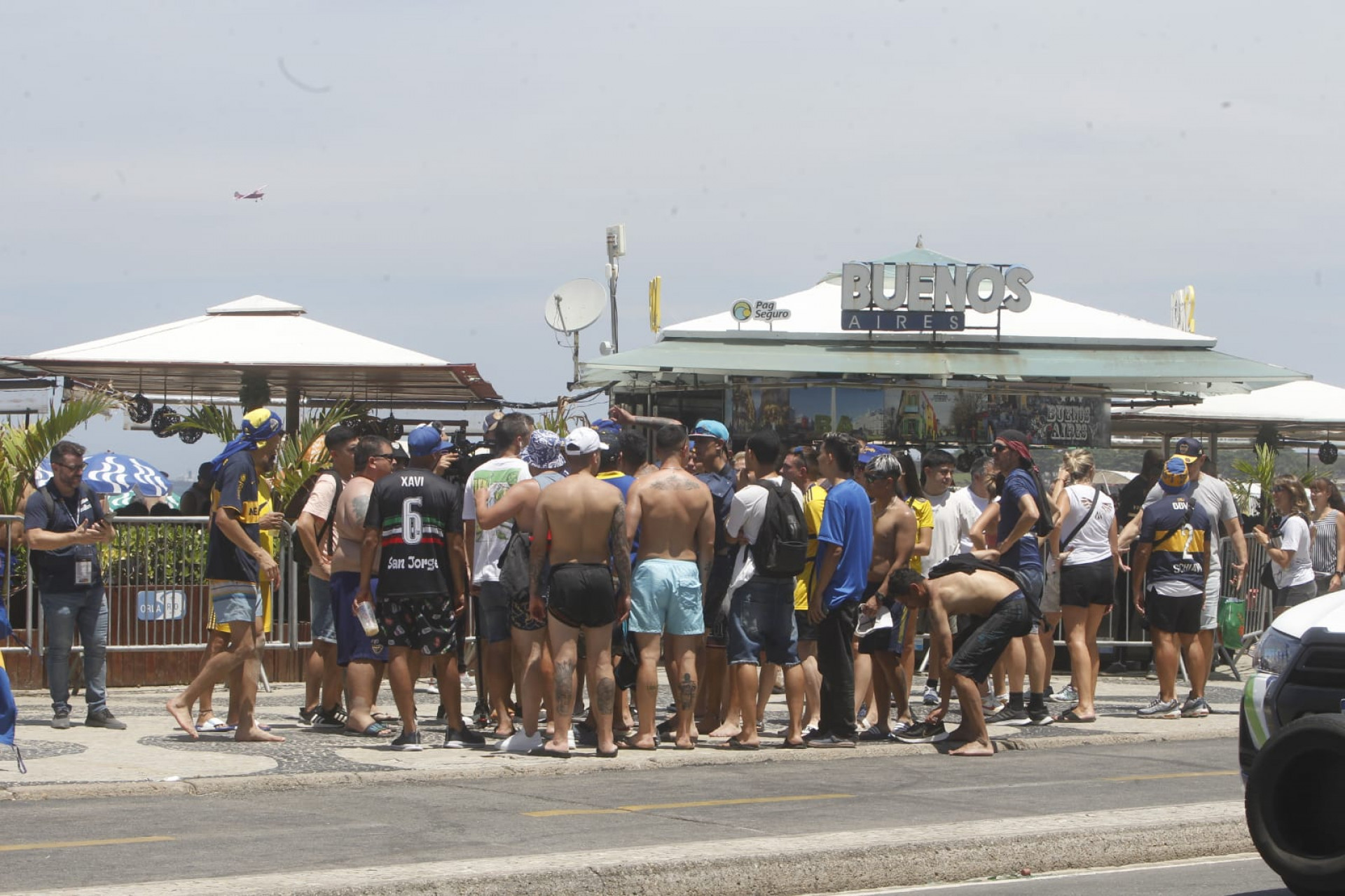 Torcedores do Boca Juniors se concentraram entre os postos 4 e 5 da Praia de Copacabana - Reginaldo Pimenta/Agência O Dia