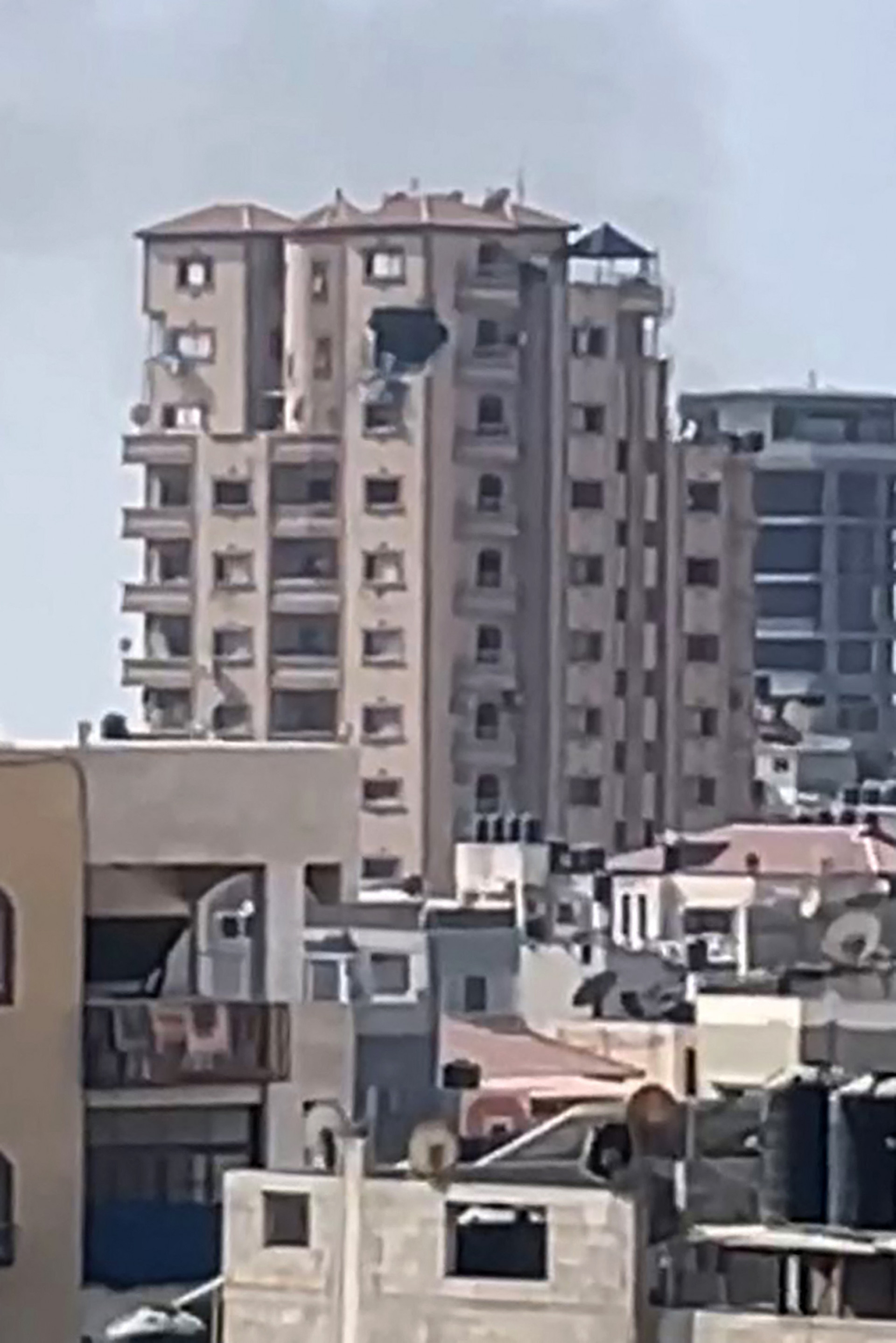 Prédio usado pela AFP com um buraco após bombardeio na Cidade de Gaza - AFPTV / AFP