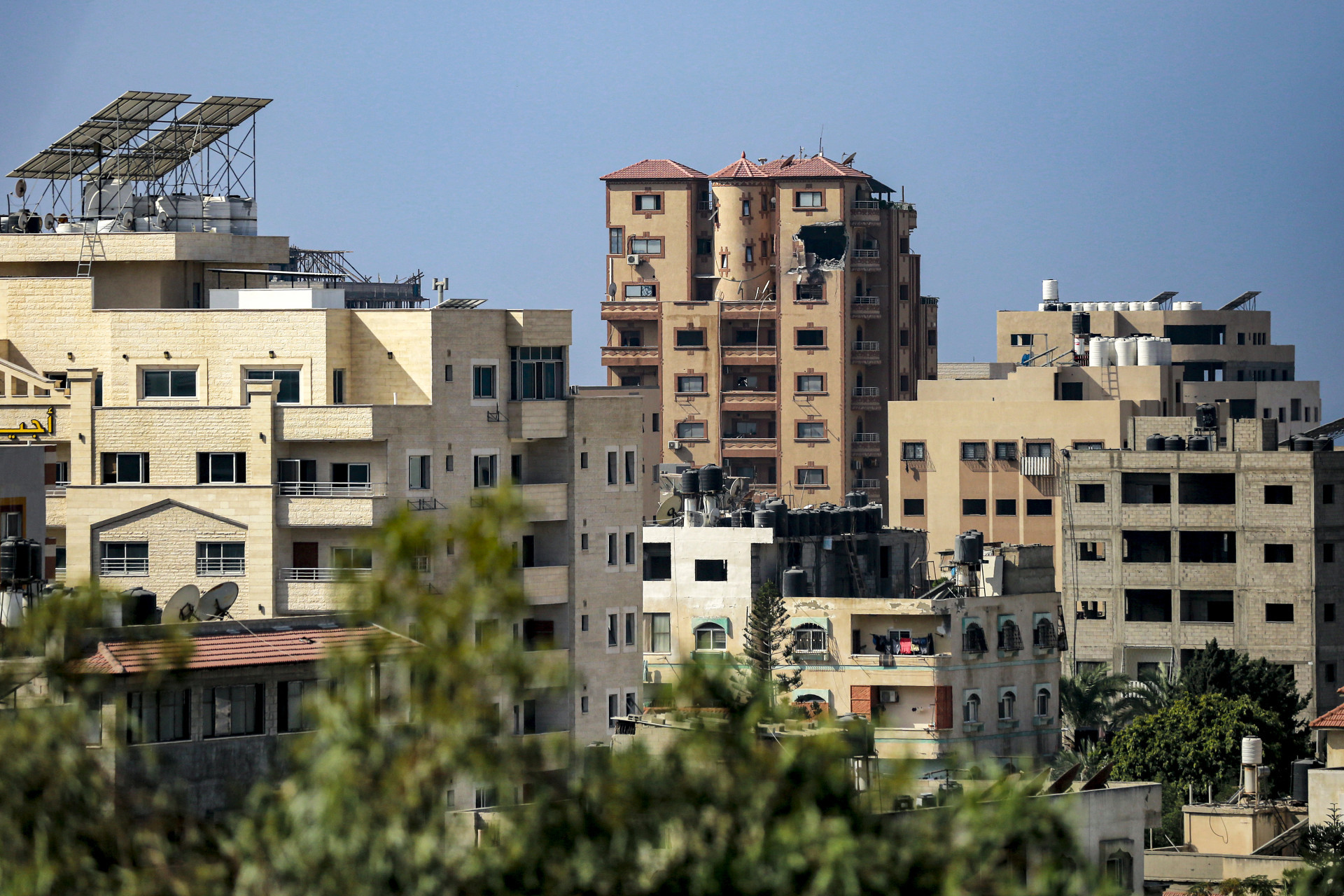 Prédio usado pela AFP com um buraco após bombardeio na Cidade de Gaza - Bashar Taleb/AFP