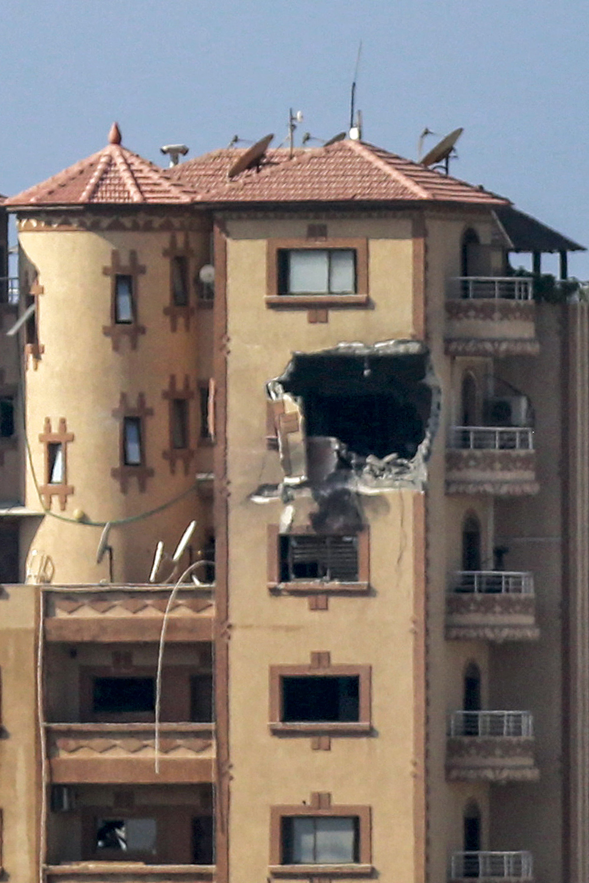Prédio usado pela AFP com um buraco após bombardeio na Cidade de Gaza - Bashar Taleb/AFP