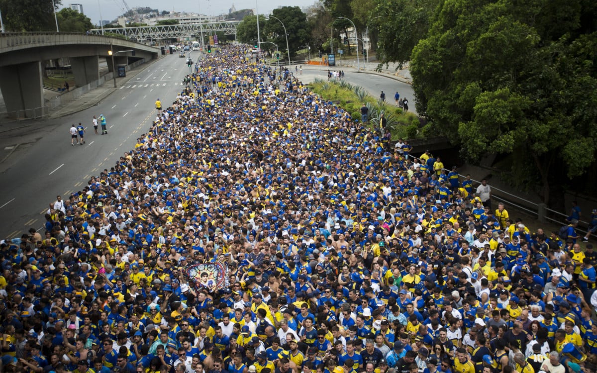 Torcida do Boca Juniors aguardando para entrar no Maracanã para final da Libertadores