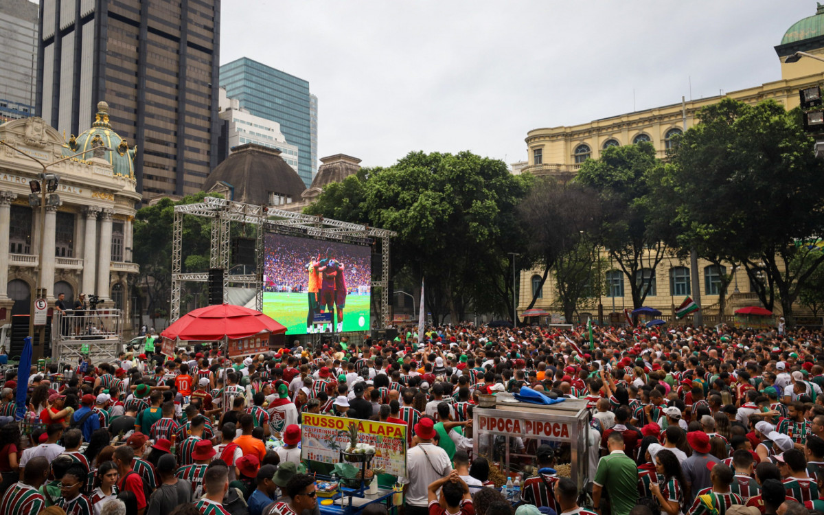Torcedores acompanham jogo pelo tela na Cinelândia. 

Fotos: Renan Areias/Agência O Dia


