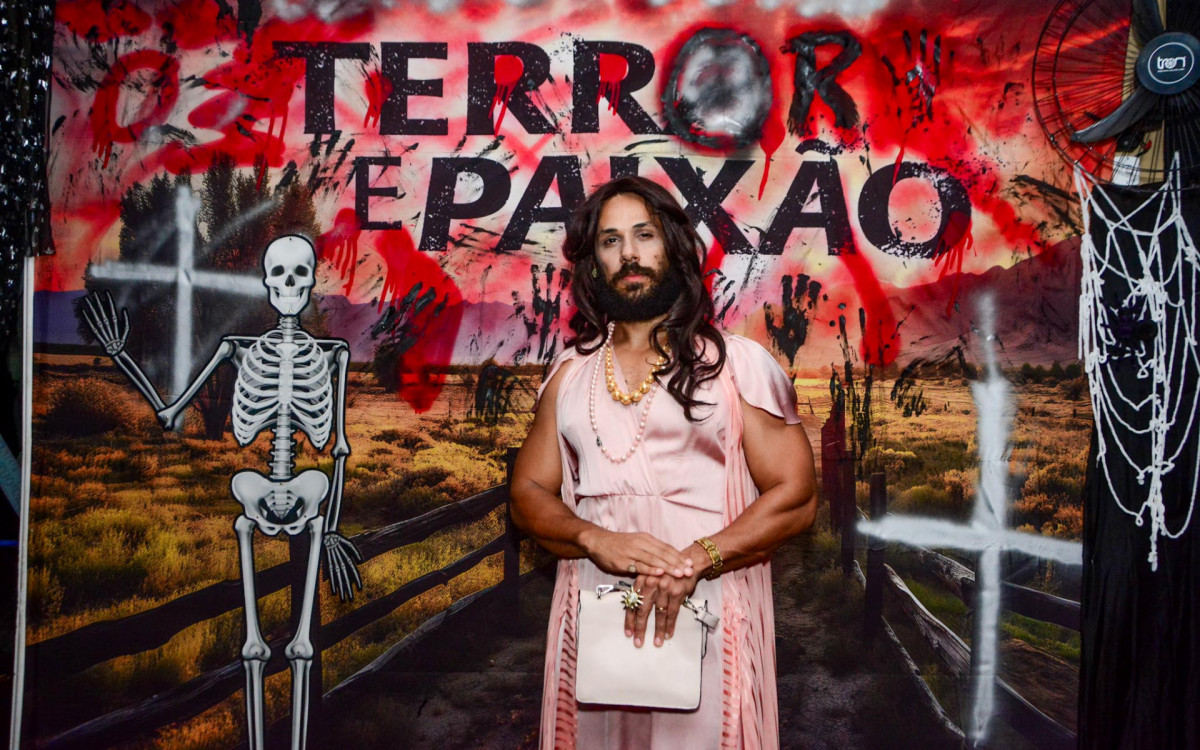 Amaury Lorenzo fantasiado de Irene (Gloria Pires)