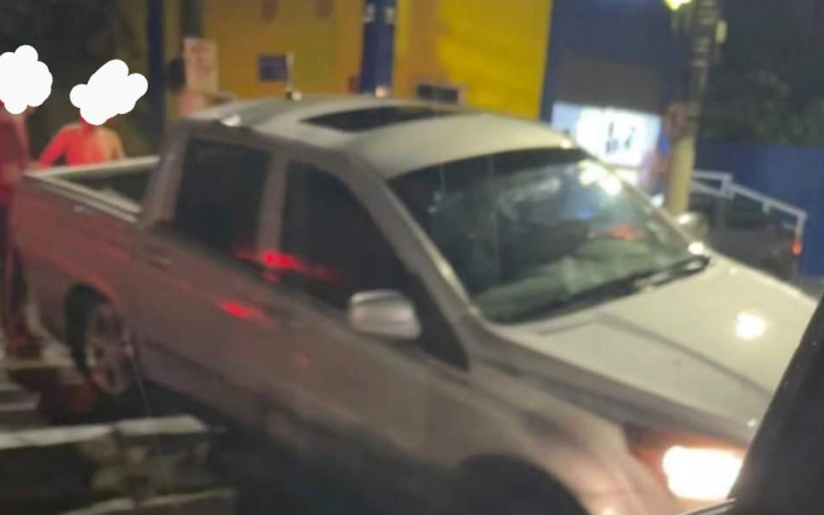 Carro fica atravessado no valão que corta o bairro Parque das Palmeiras, próximo ao centro da cidade