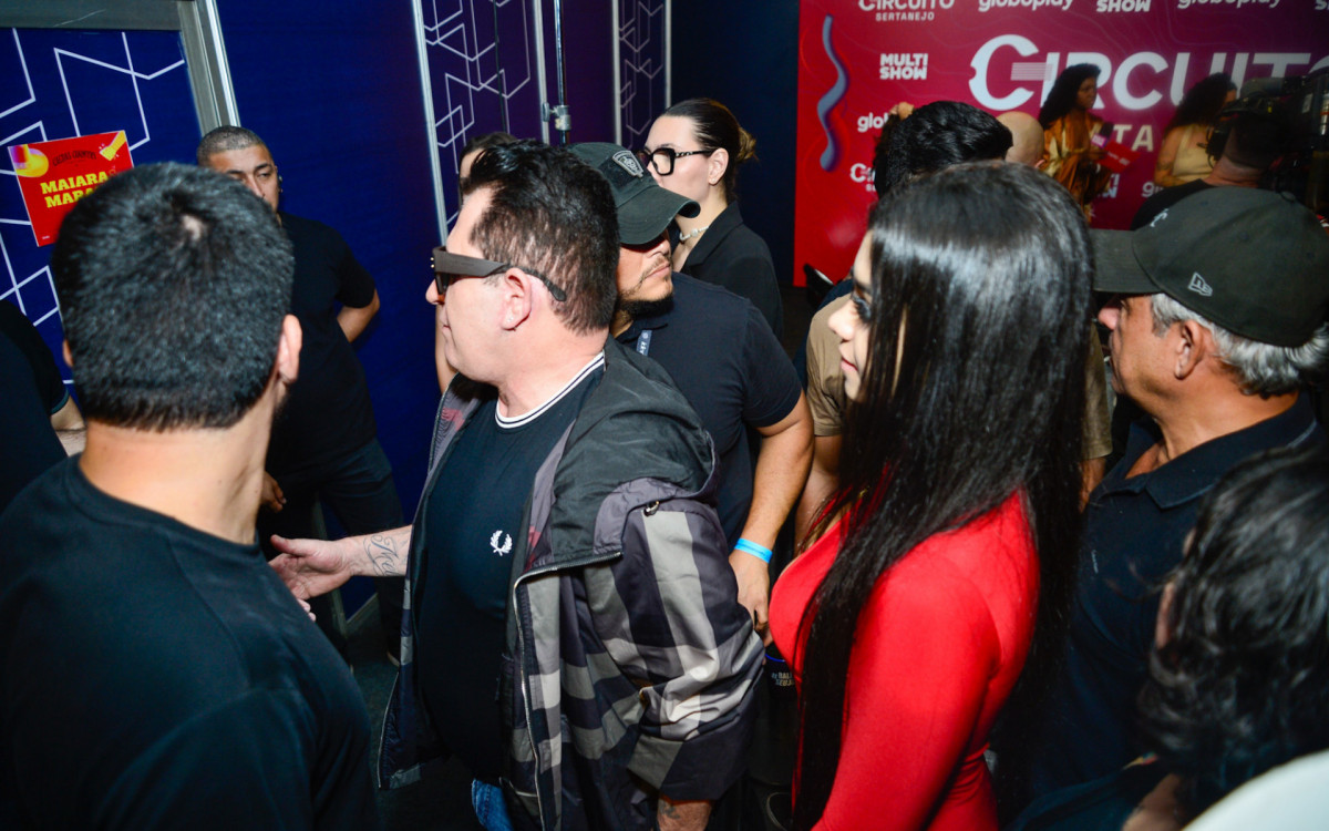 Marrone surge de mãos dadas com jovem 40 anos mais nova que ele em show em Caldas Novas, em Goiás