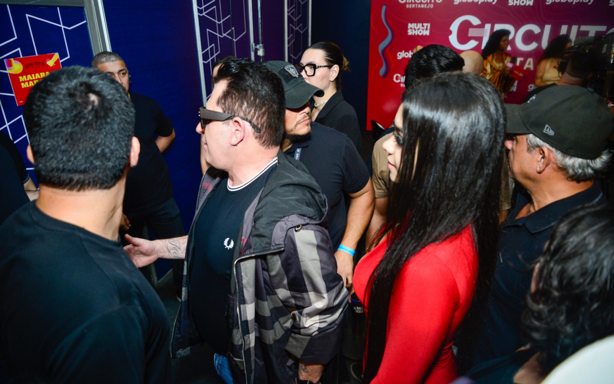 Marrone surge de mãos dadas com jovem 40 anos mais nova que ele em show em Caldas Novas, em Goiás