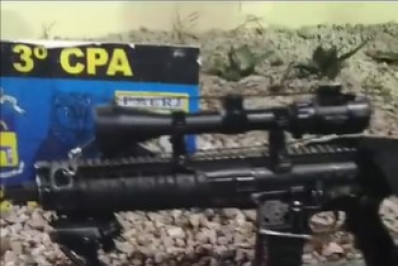  PM apreende fuzil, pistolas e munições em ação com suspeito ferido e outro preso em Belford Roxo 