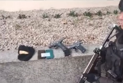 PM prende três suspeitos com pistolas e munições no Caminho das Mulheres em Belford Roxo