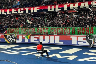 Torcida do PSG estende faixa de apoio ao Fluminense para a final da Libertadores: 'Vamos Tricolores'