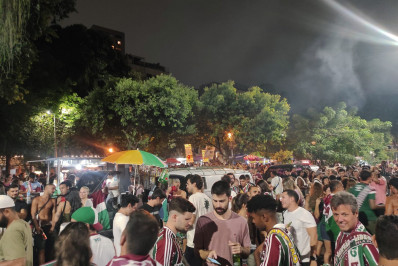 Torcedores do Fluminense se reúnem em Laranjeiras para tradicional festa após título da Libertadores