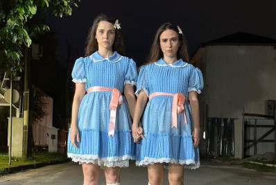 Tata Werneck e Débora Falabella se fantasiam como as gêmeas de 'O Iluminado'