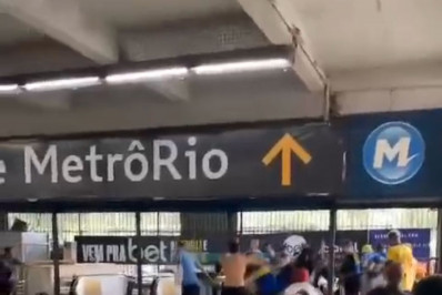 Vídeo: torcedores do Fluminense e Boca Juniors entram em conflito na Central do Brasil