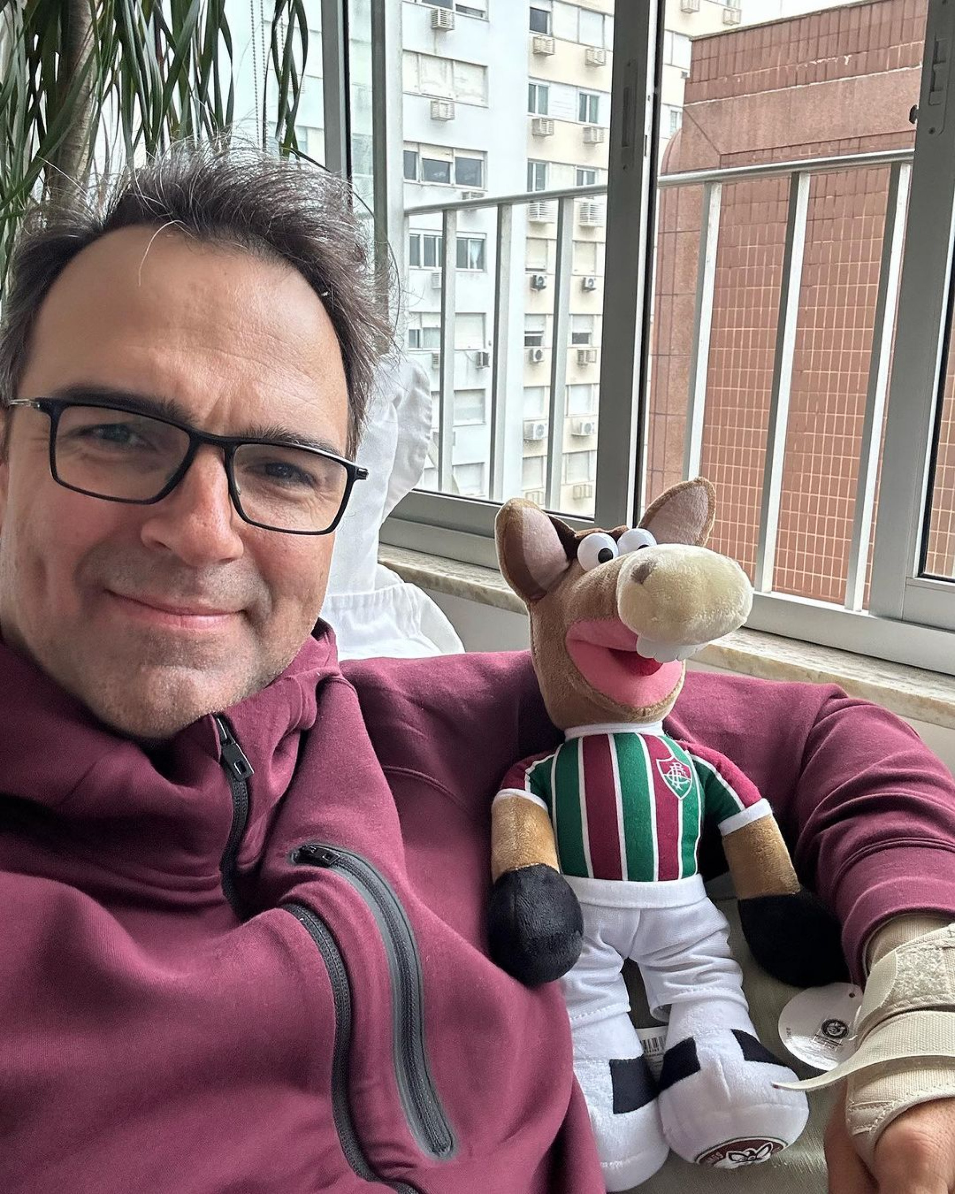 Tadeu Schmidt declara torcida pelo Fluminense e posa com cavalinho - Reprodução / Instagram