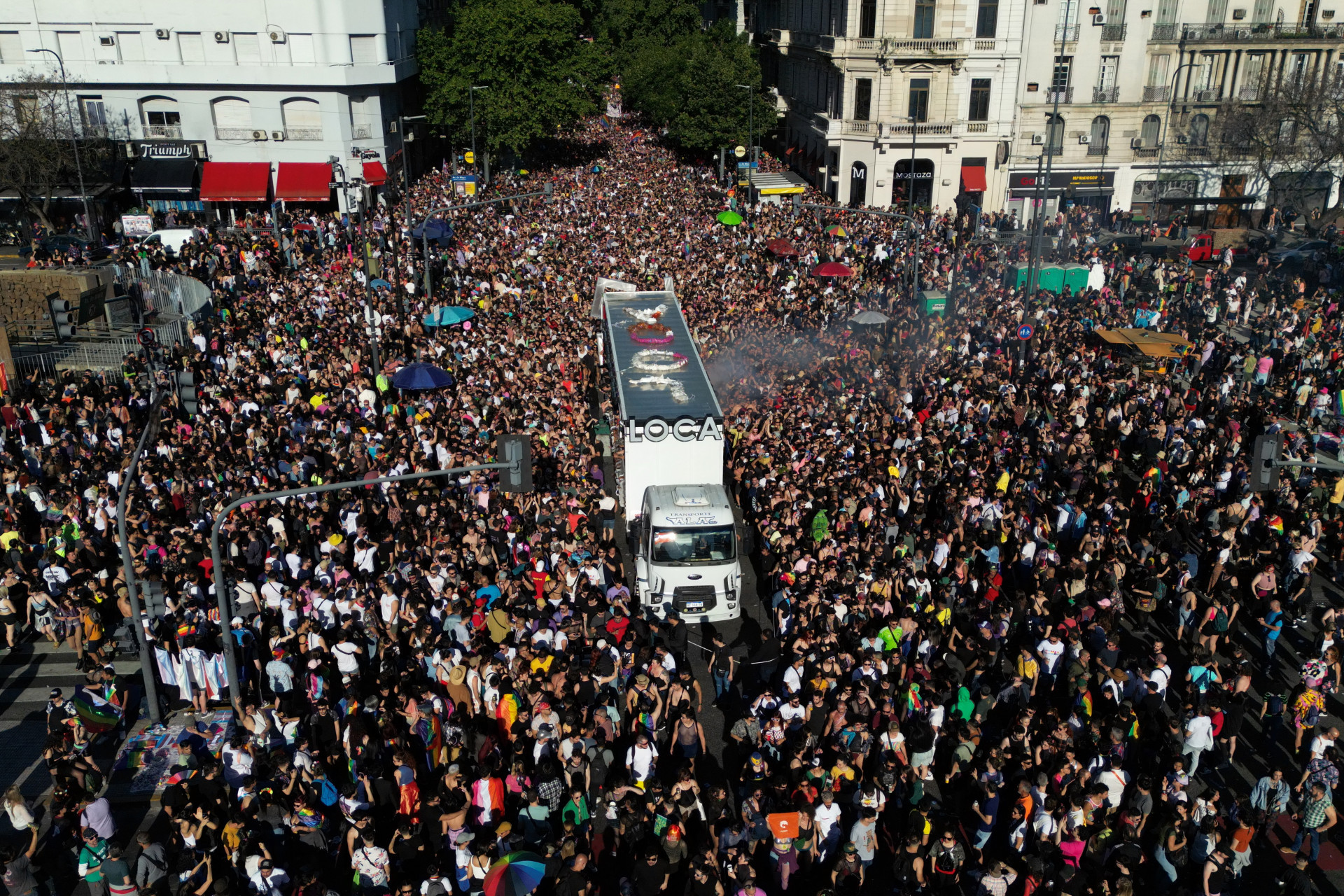 A 32ª Marcha do Orgulho LGBTQIA+ reuniu milhares de pessoas em Buenos Aires, na Argentina, no sábado, 4 - Luis ROBAYO / AFP