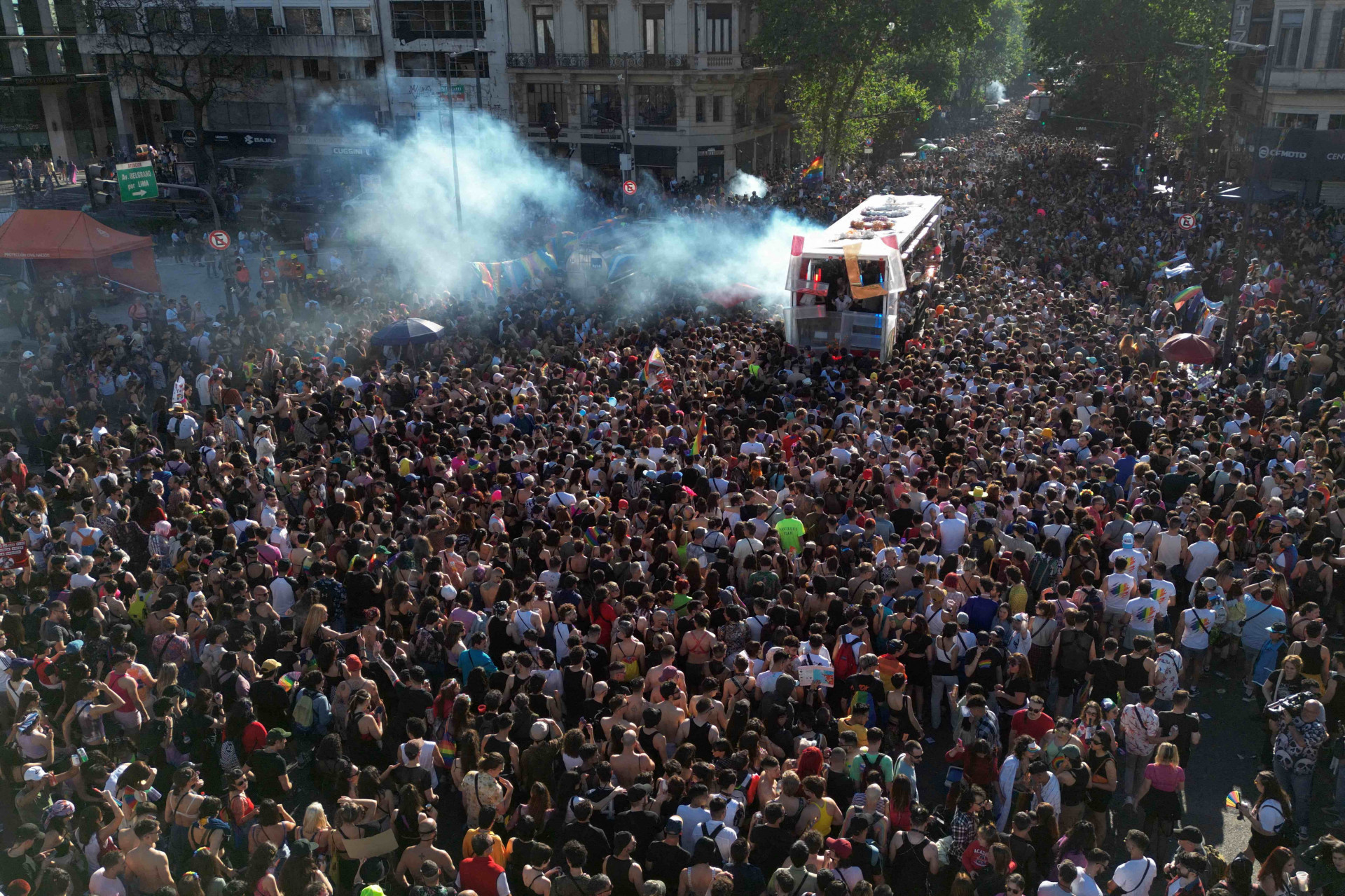 A 32ª Marcha do Orgulho LGBTQIA+ reuniu milhares de pessoas em Buenos Aires, na Argentina, no sábado, 4 - Luis ROBAYO / AFP