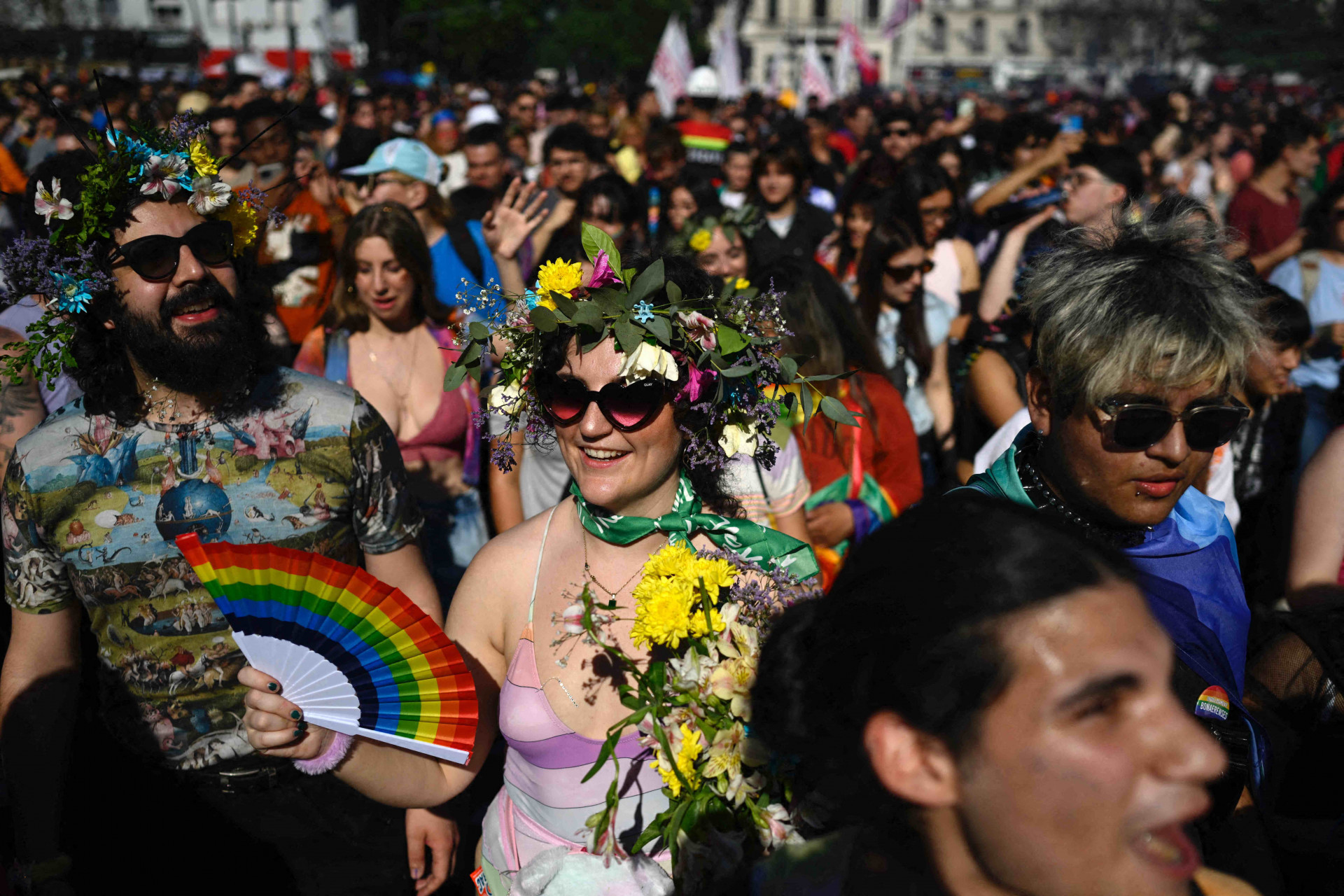 A 32ª Marcha do Orgulho LGBTQIA+ reuniu milhares de pessoas em Buenos Aires, na Argentina, no sábado, 4 - Luis ROBAYO / AFP