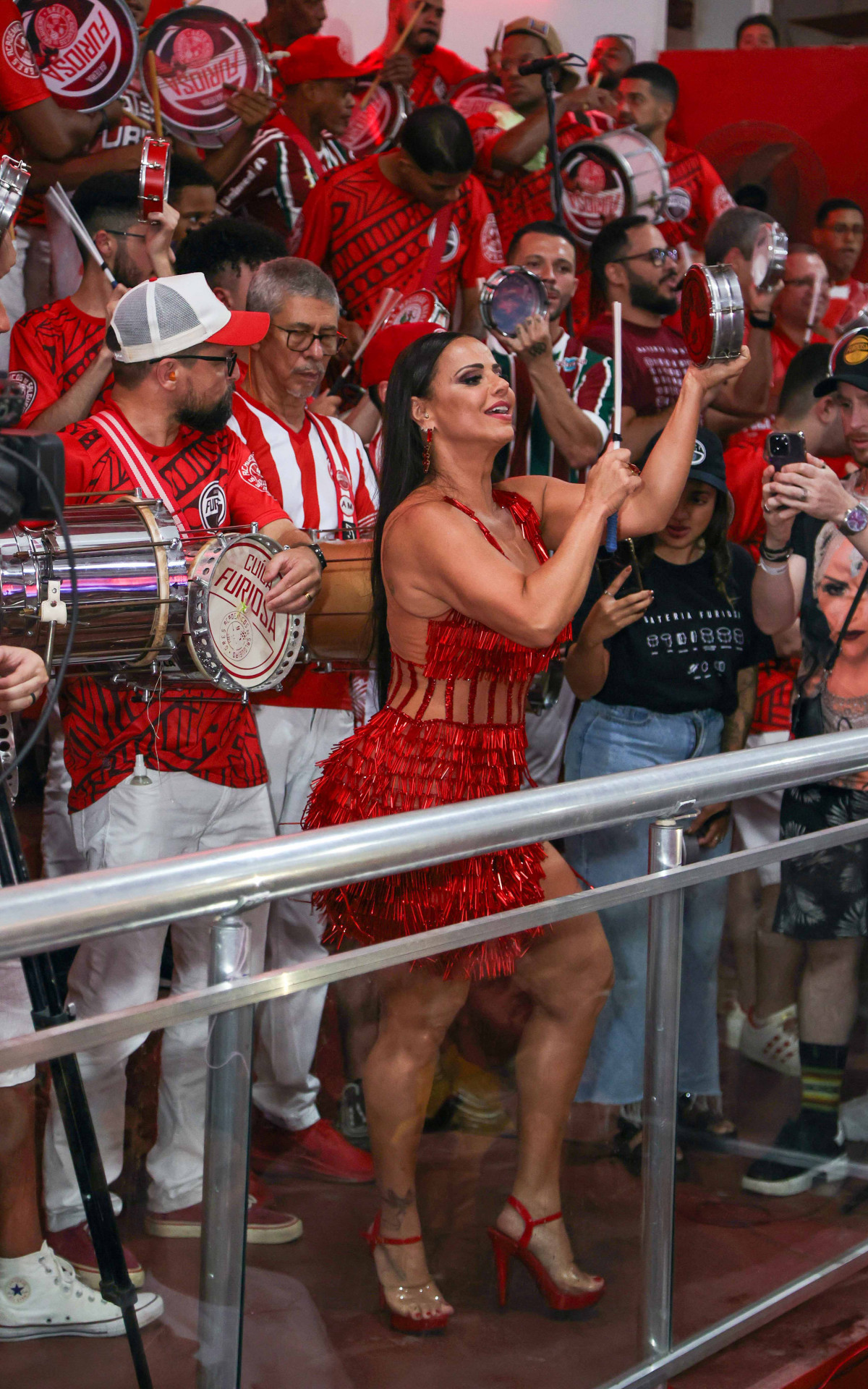 Viviane Araújo dá show de samba no pé no ensaio do Salgueiro