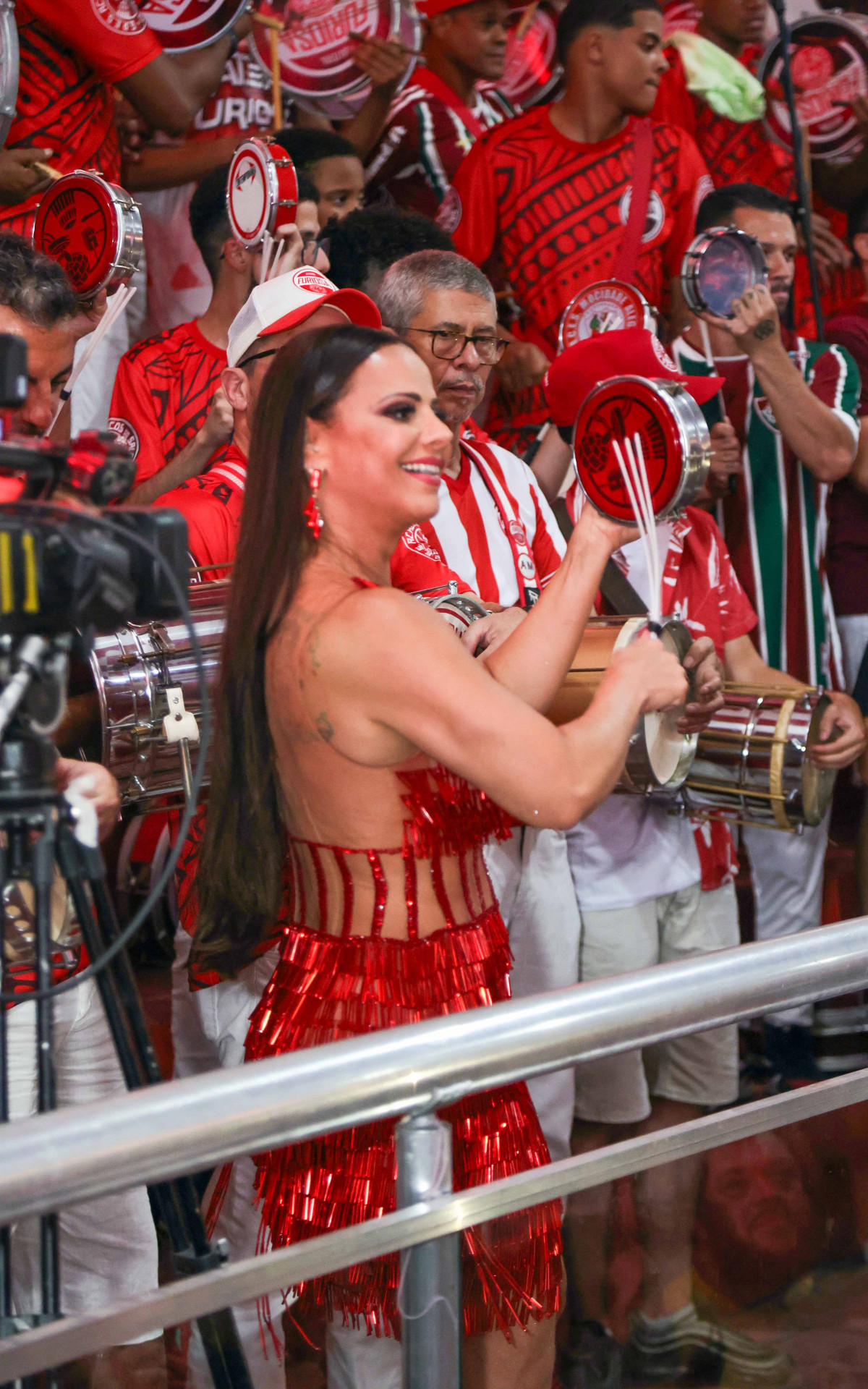 Viviane Araújo dá show de samba no pé no ensaio do Salgueiro