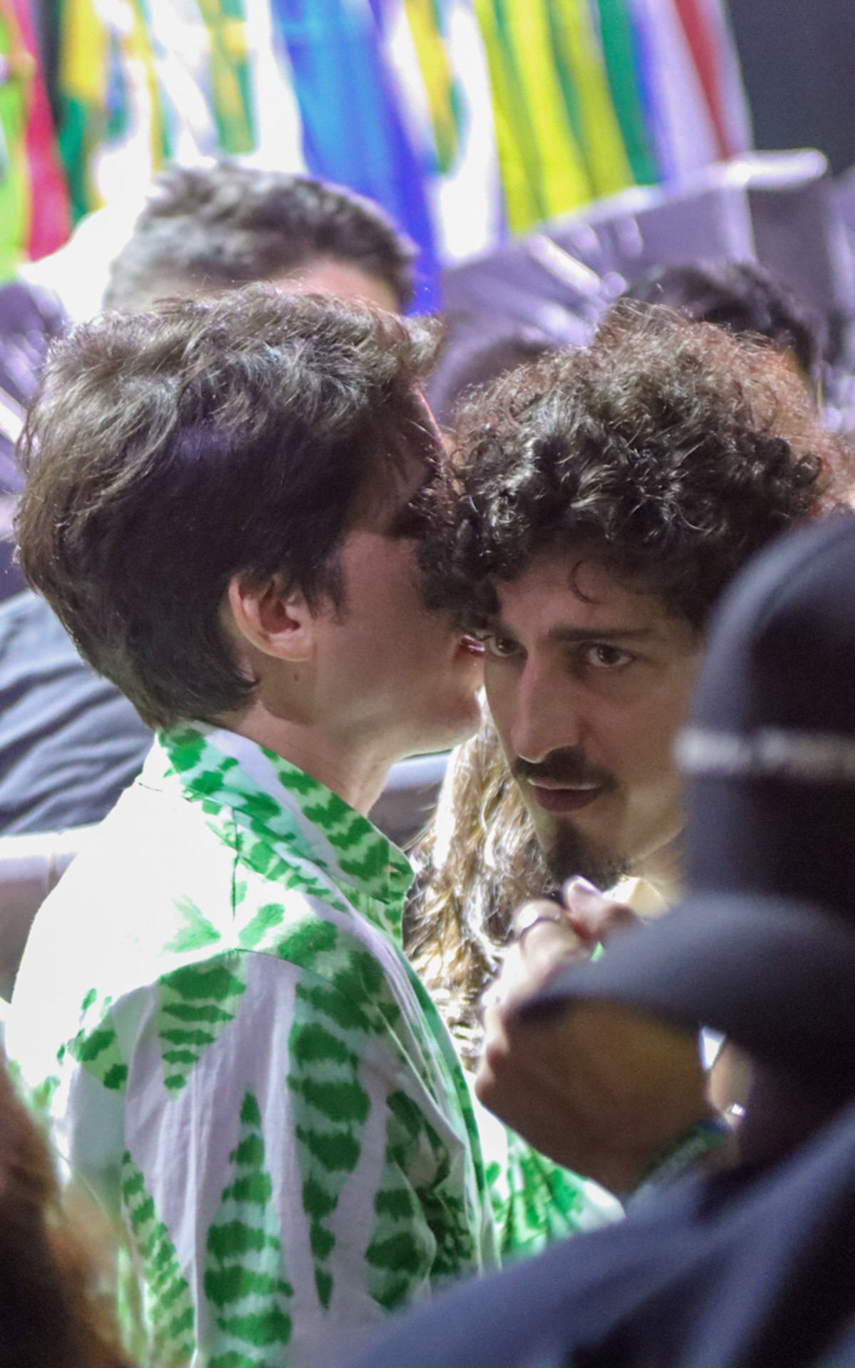 Johnny Massaro troca beijos com rapaz no festival Rock the Mountain