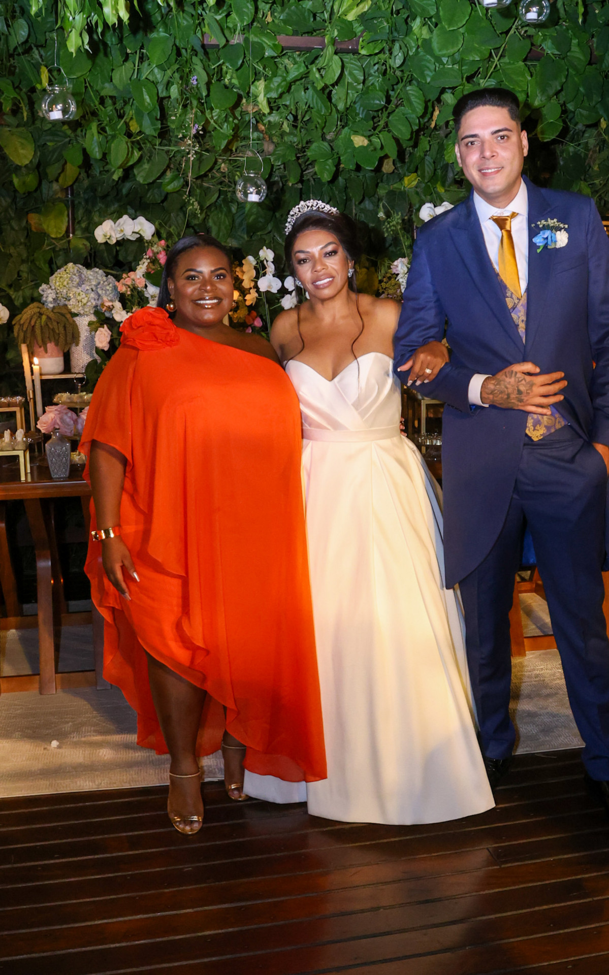 Jojo Todynho junto aos noivos Valquíria Nascimento, mãe de MC Kevin, e o produtor Ricardo Donella